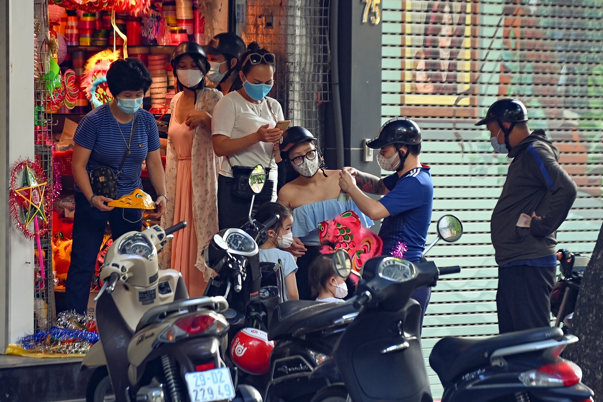 Ban chui do choi Trung pho Hang Ma anh 10