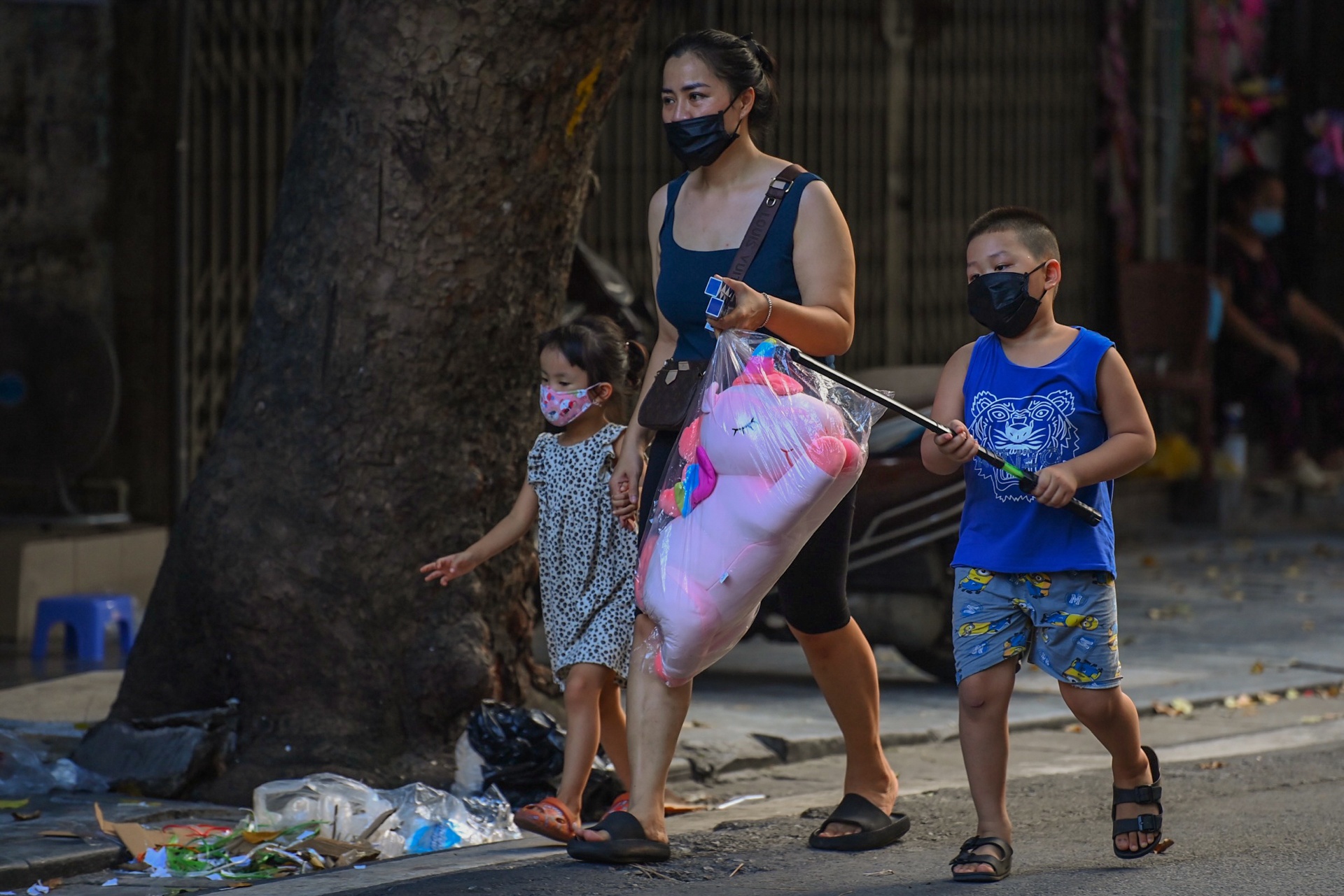 Ban chui do choi Trung pho Hang Ma anh 12