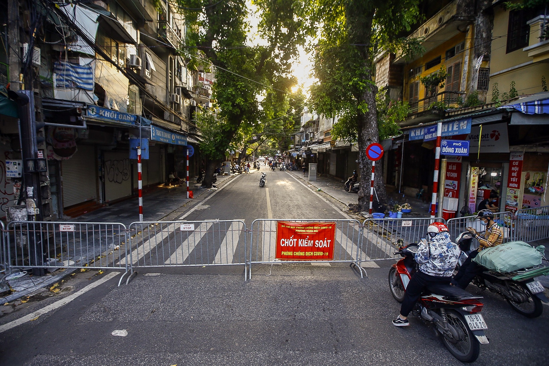 Ban chui do choi Trung pho Hang Ma anh 1