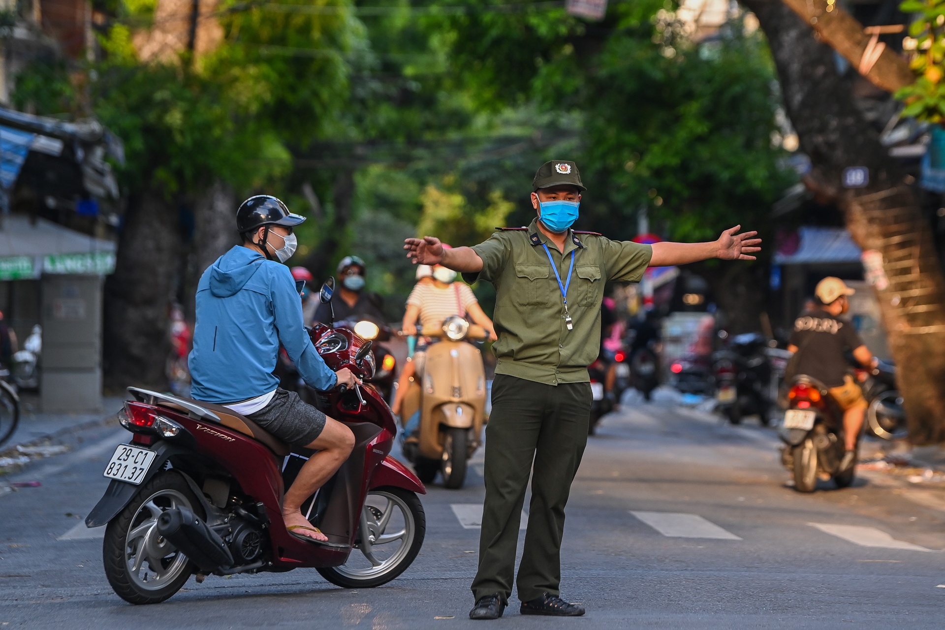 Ban chui do choi Trung pho Hang Ma anh 5