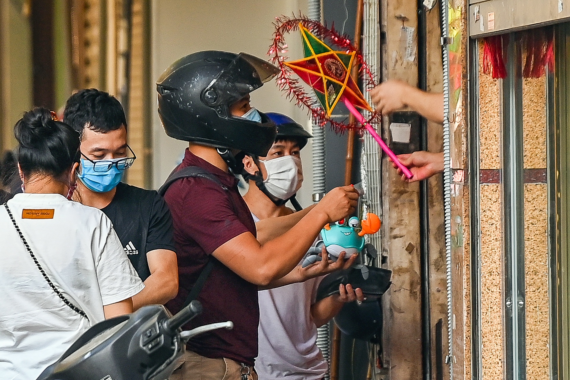 Ban chui do choi Trung pho Hang Ma anh 6