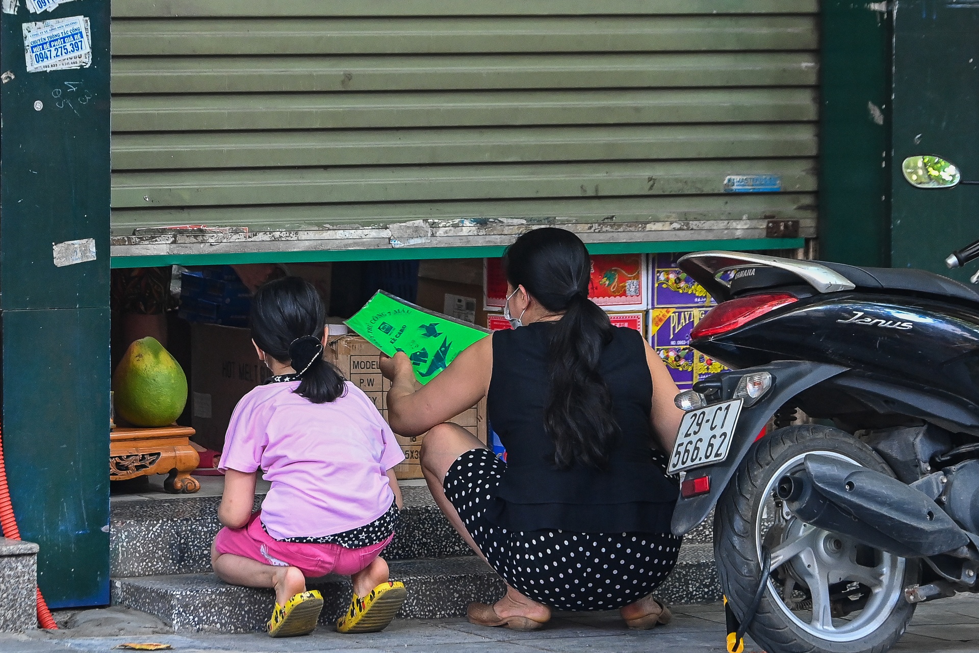 Ban chui do choi Trung pho Hang Ma anh 7