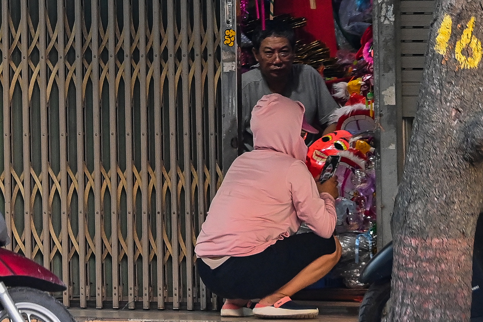 Ban chui do choi Trung pho Hang Ma anh 8