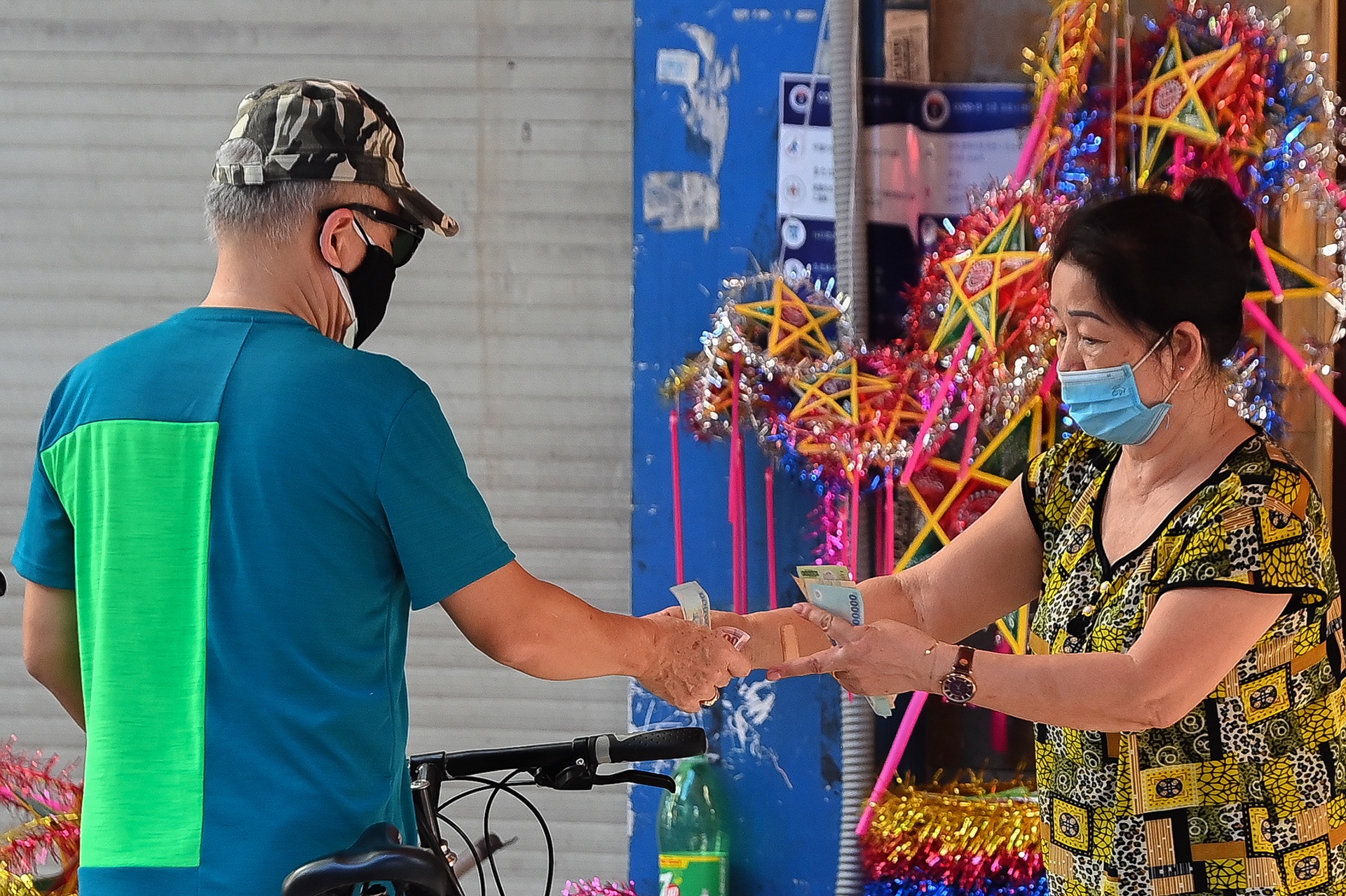 Ban chui do choi Trung pho Hang Ma anh 9