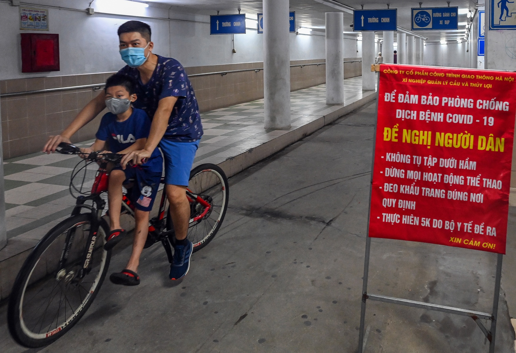 Nguoi dan xuong ham tap the duc du co bien canh bao hinh anh