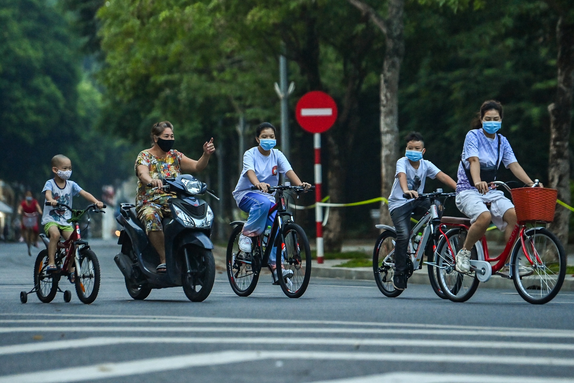 Nguoi dan Ha Noi tap the duc trong gian cach anh 4