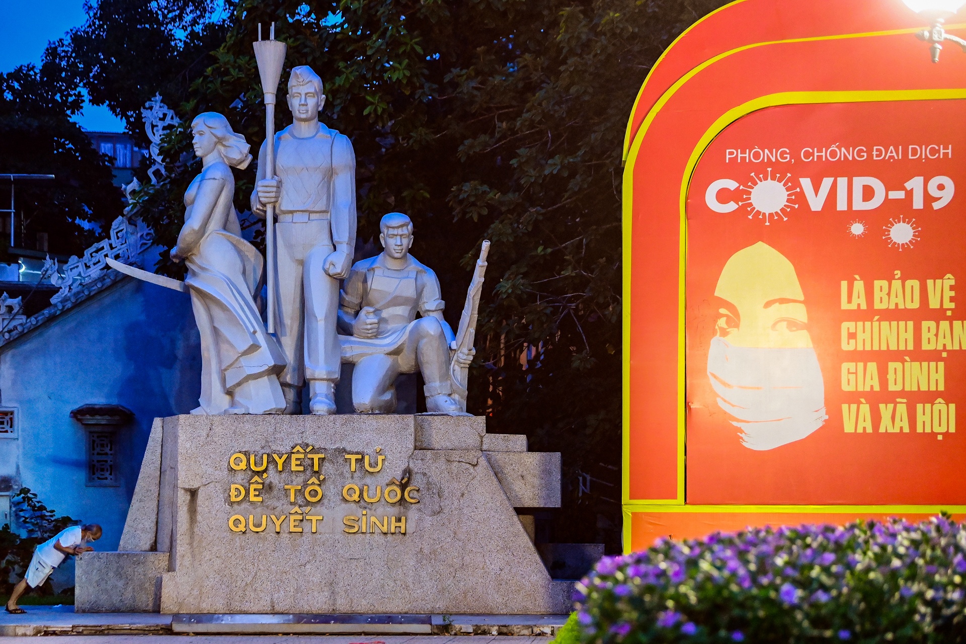 Nguoi dan Ha Noi tap the duc trong gian cach anh 2