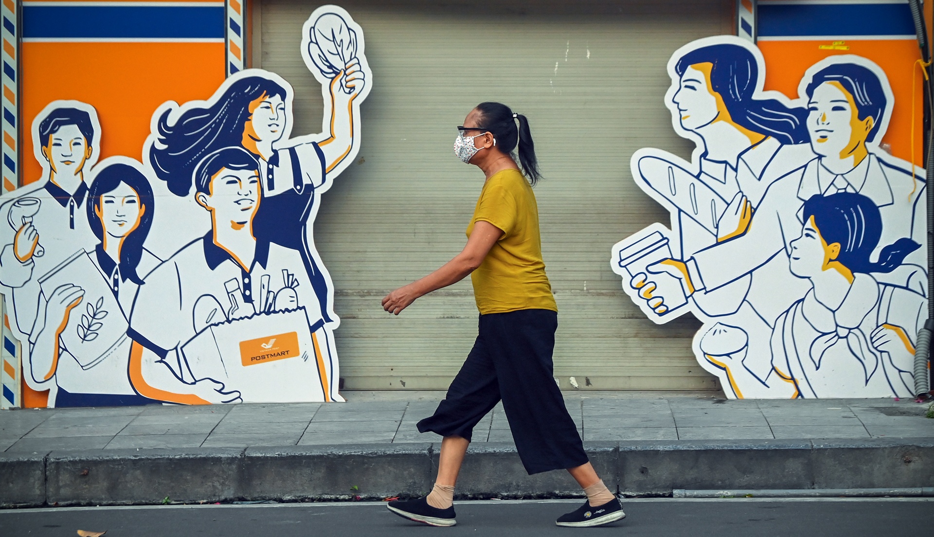 Nguoi dan Ha Noi tap the duc trong gian cach anh 15