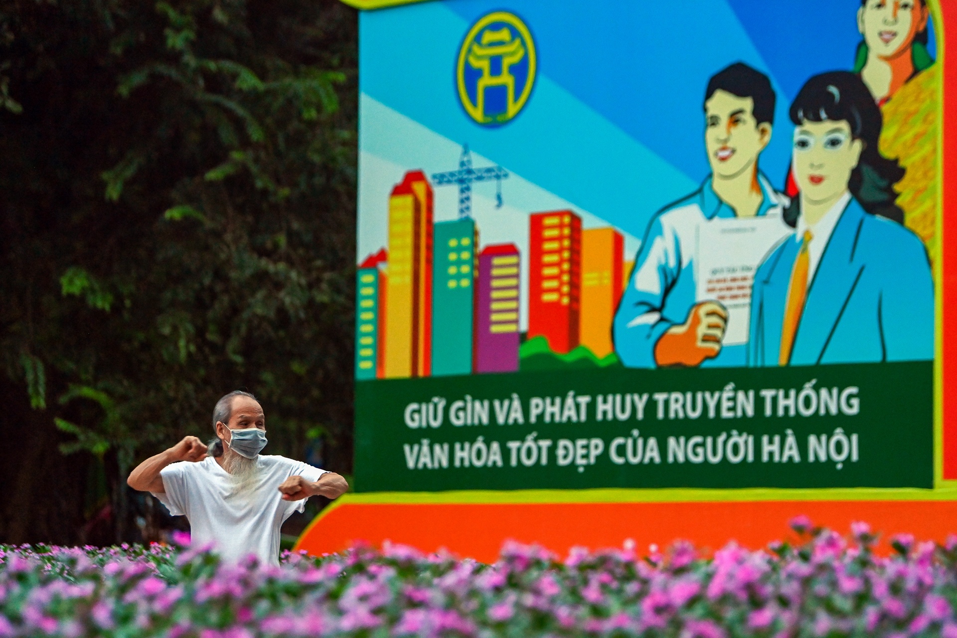 Nguoi dan Ha Noi tap the duc trong gian cach anh 3