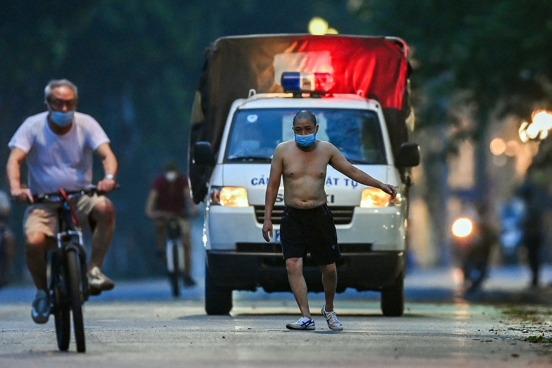 Nguoi dan Ha Noi tap the duc trong gian cach anh 6