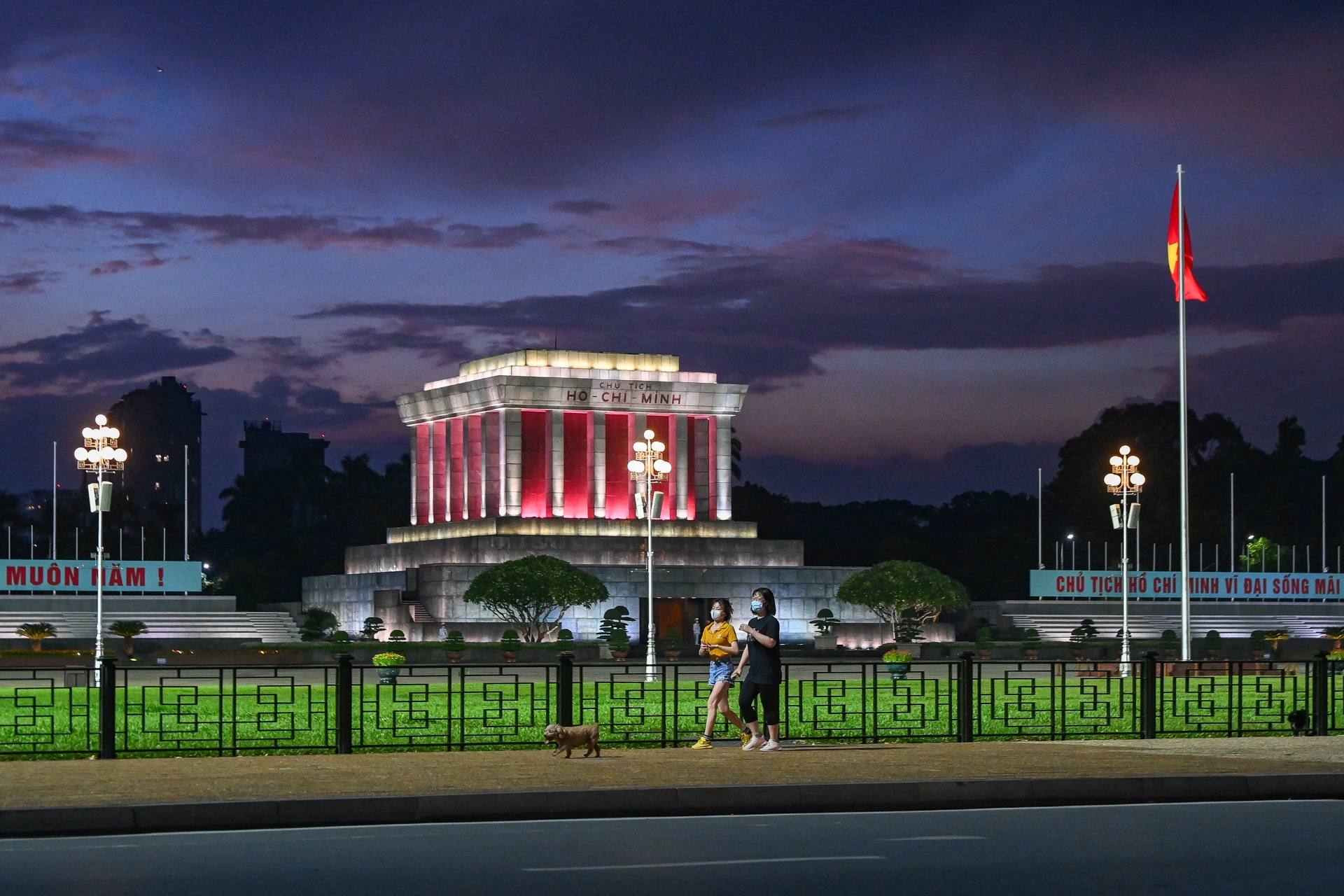 Nguoi dan Ha Noi tap the duc trong gian cach anh 7