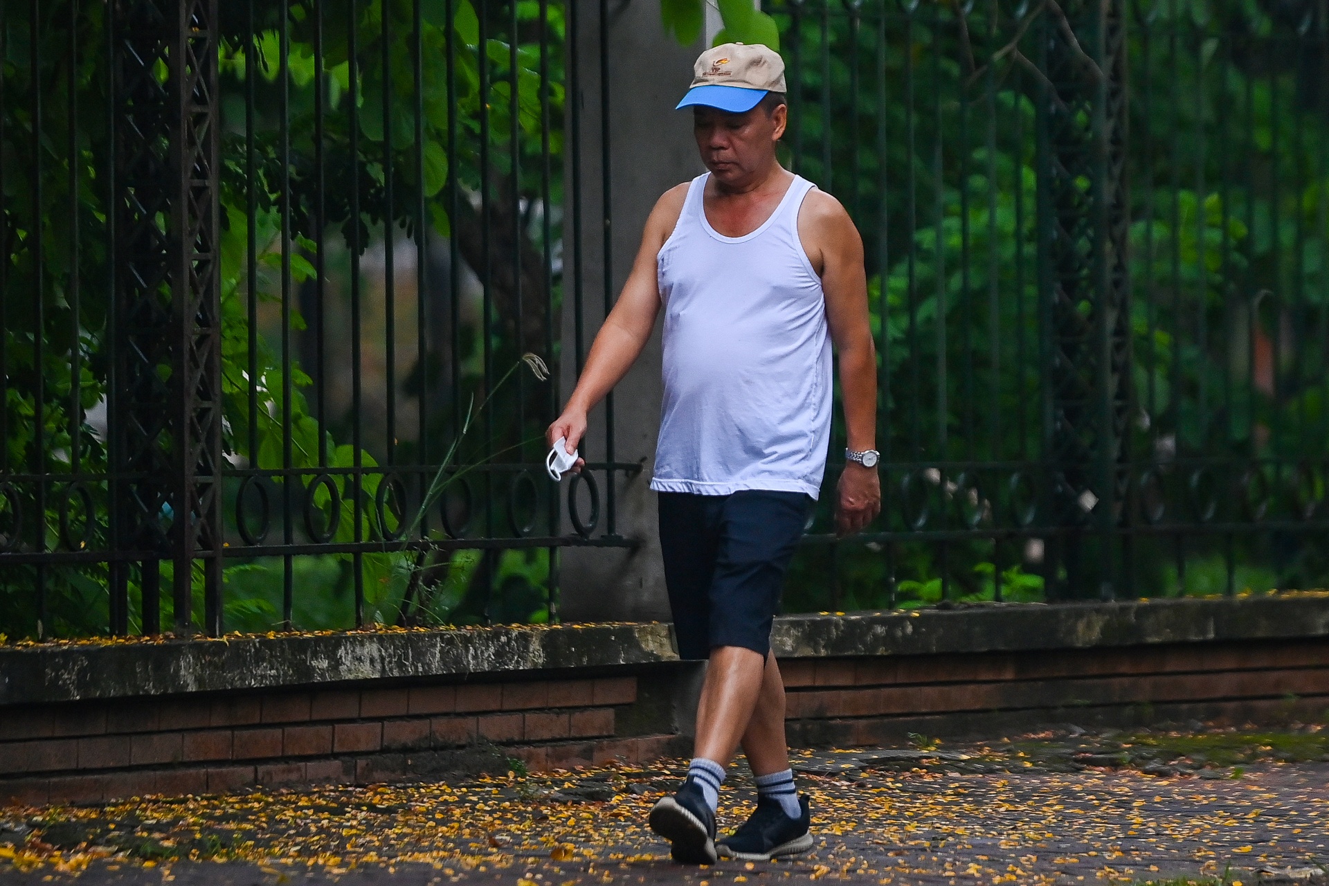 Nguoi dan Ha Noi tap the duc trong gian cach anh 8