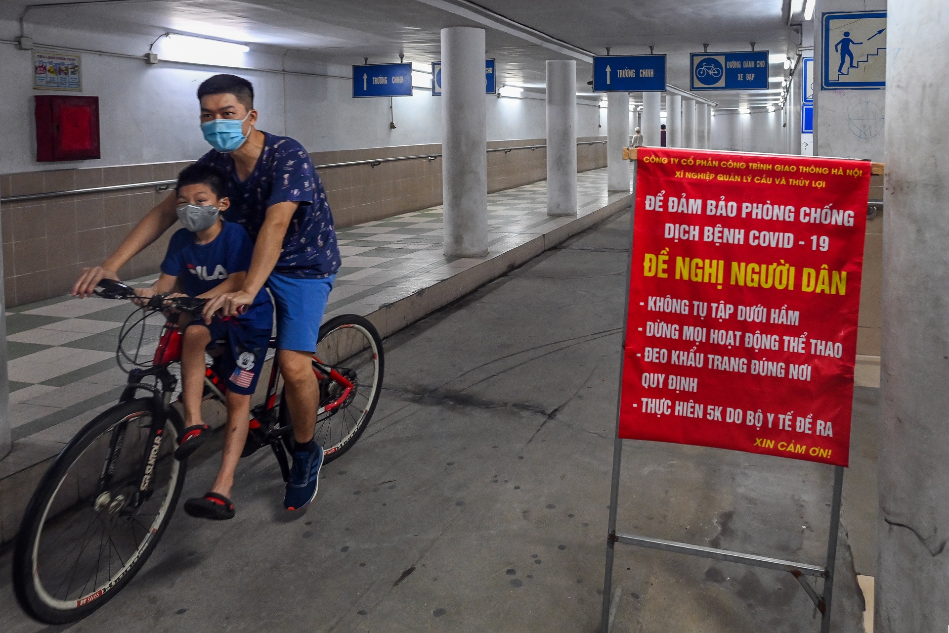 Nguoi dan Ha Noi tap the duc trong gian cach anh 10