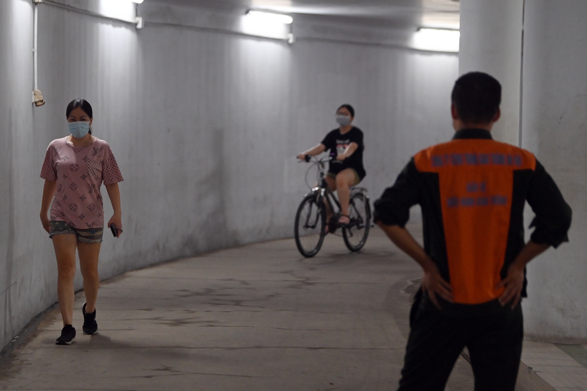 Nguoi dan Ha Noi tap the duc trong gian cach anh 12