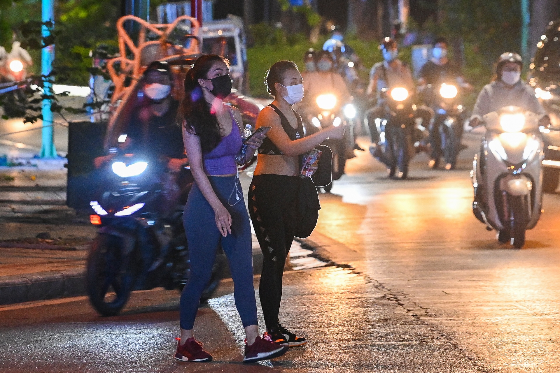 Nguoi dan Ha Noi tap the duc trong gian cach anh 13