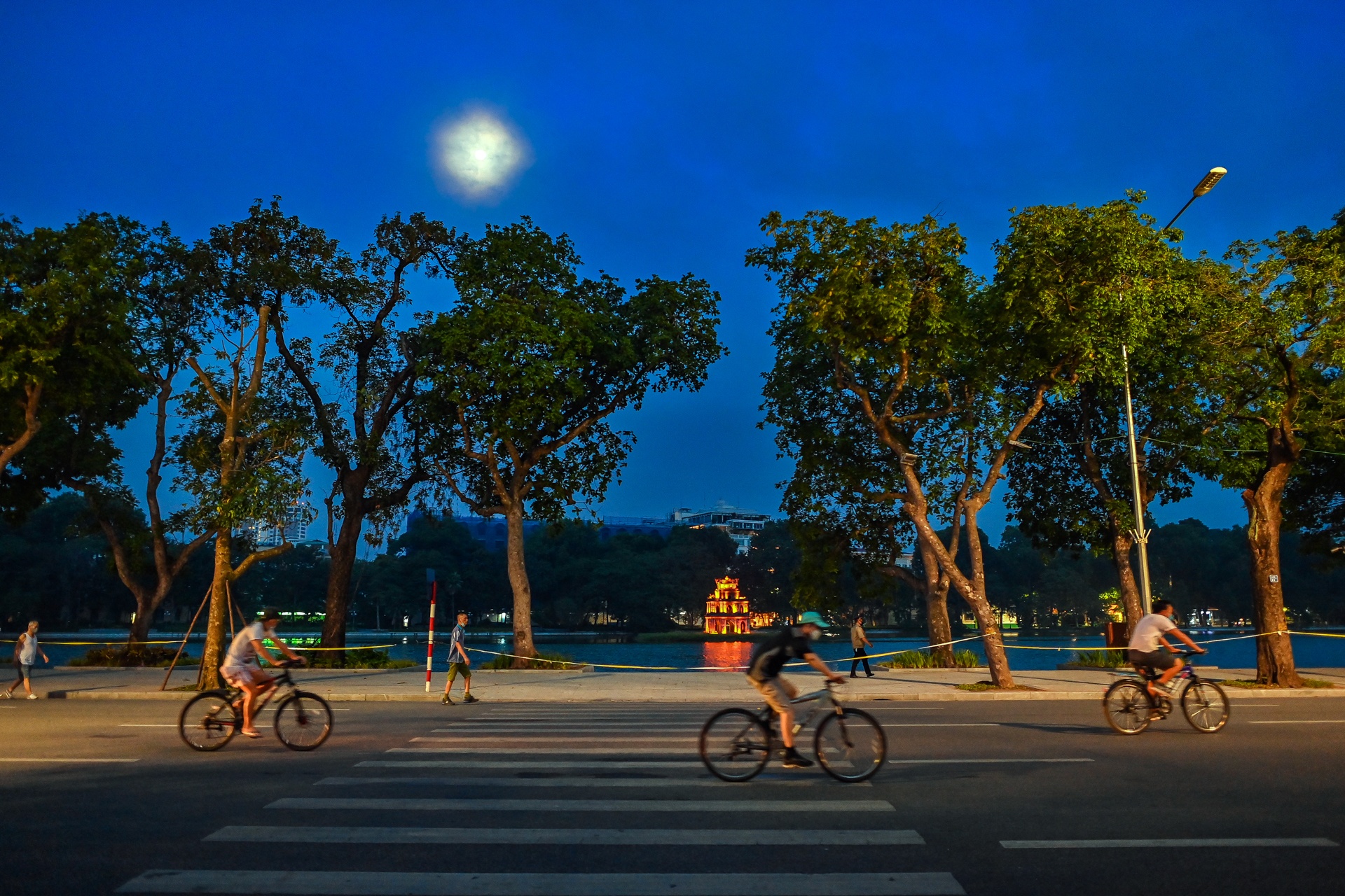 Nguoi dan Ha Noi tap the duc trong gian cach anh 5