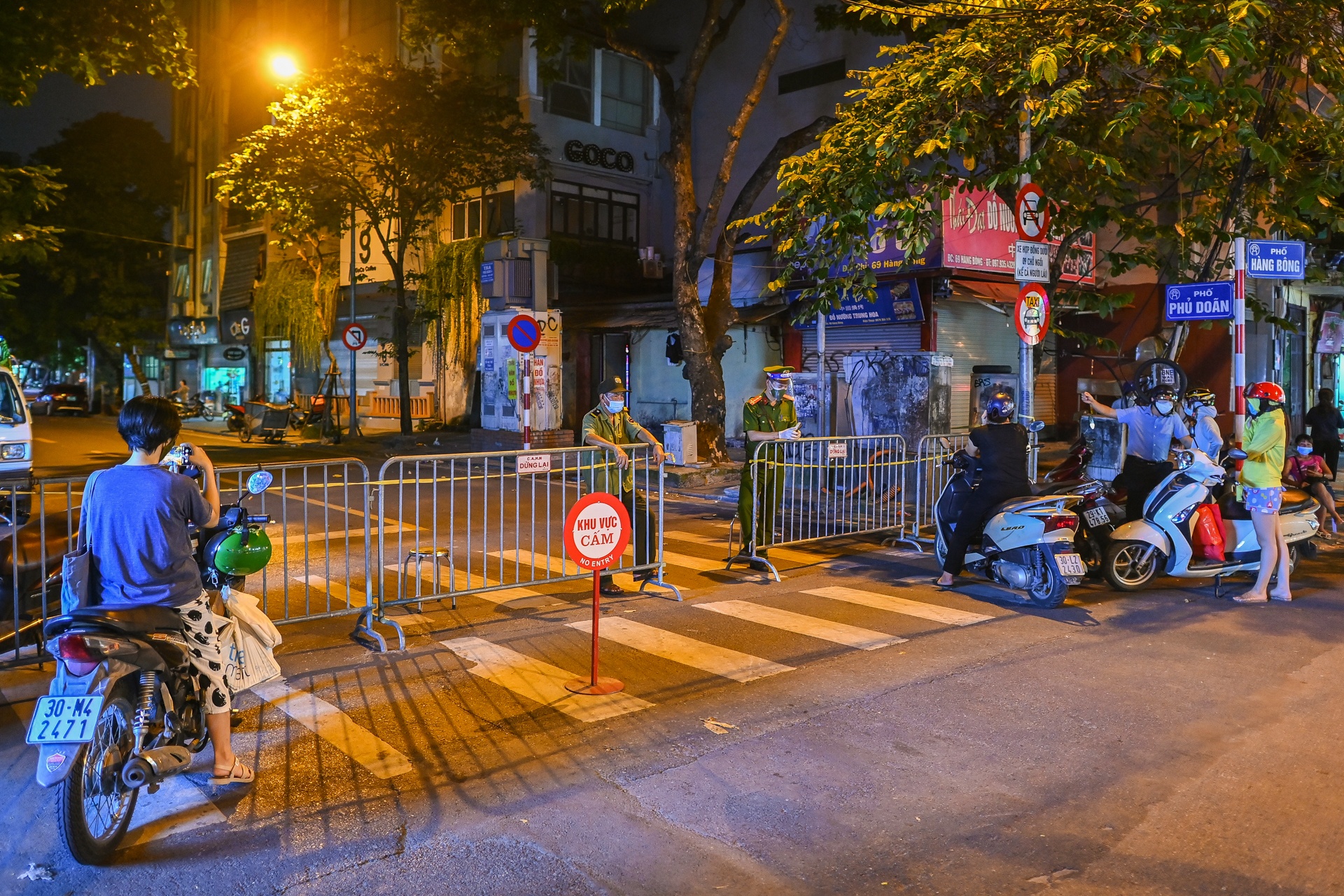 Phong toa benh vien Viet Duc anh 12