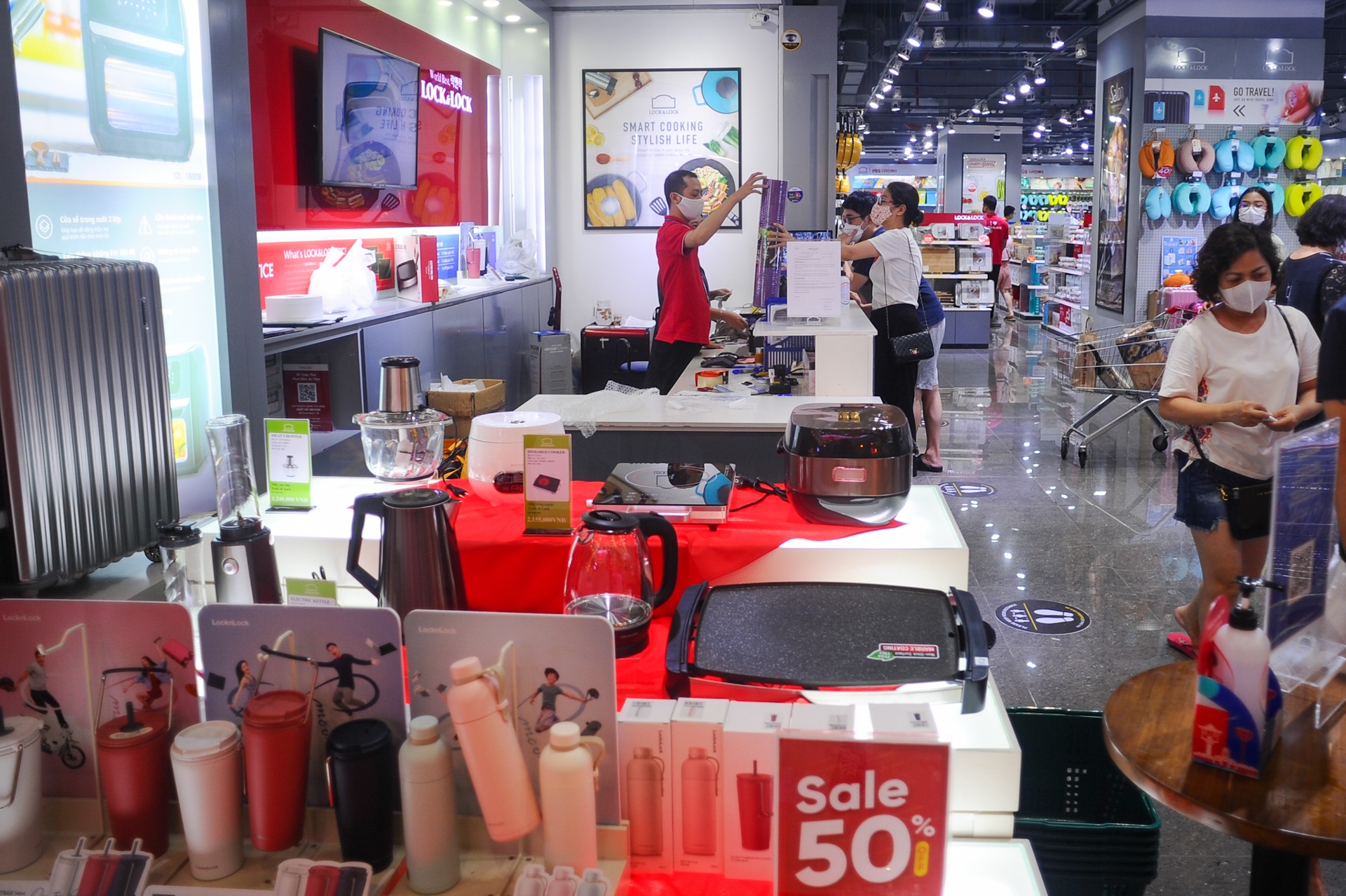 Cua hang giam gia thu hut khach anh 9