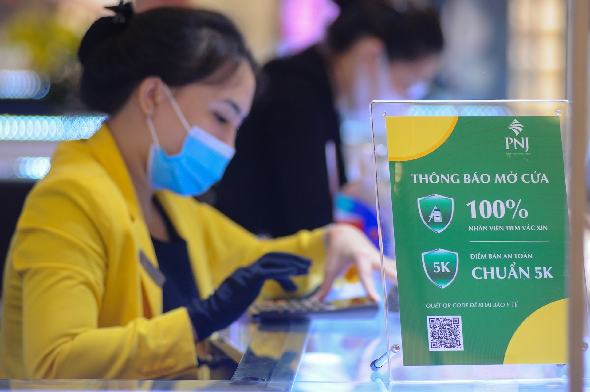 Cua hang giam gia thu hut khach anh 10