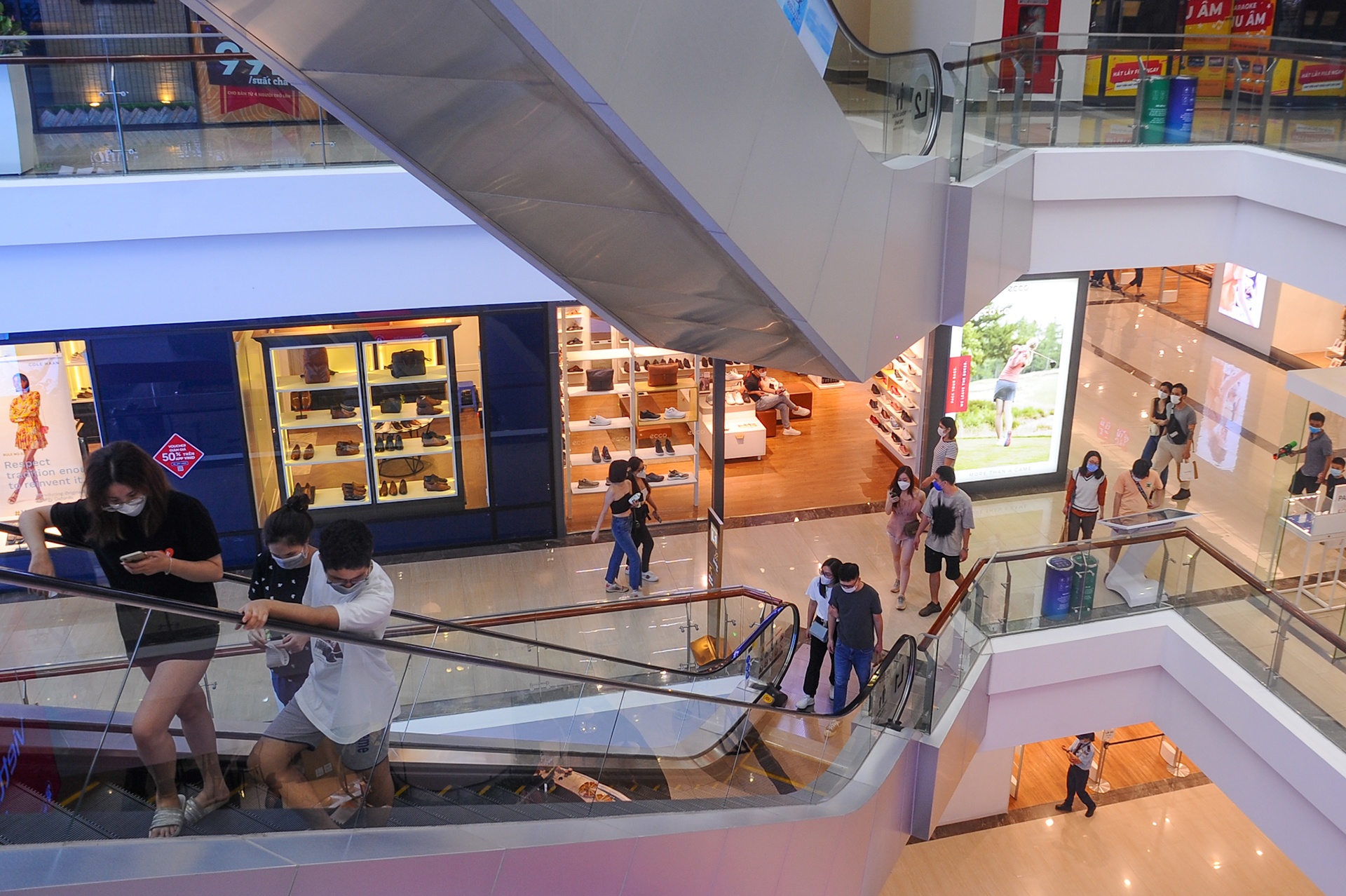 Cua hang giam gia thu hut khach anh 1