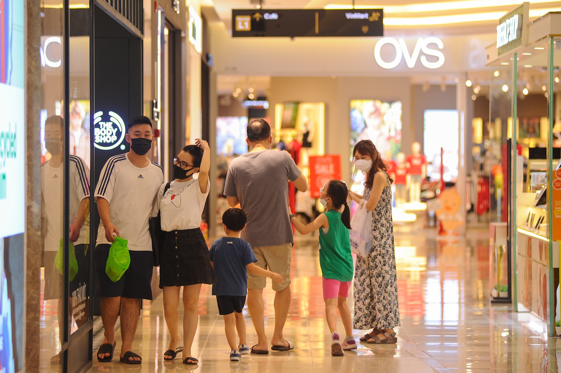 Cua hang giam gia thu hut khach anh 2