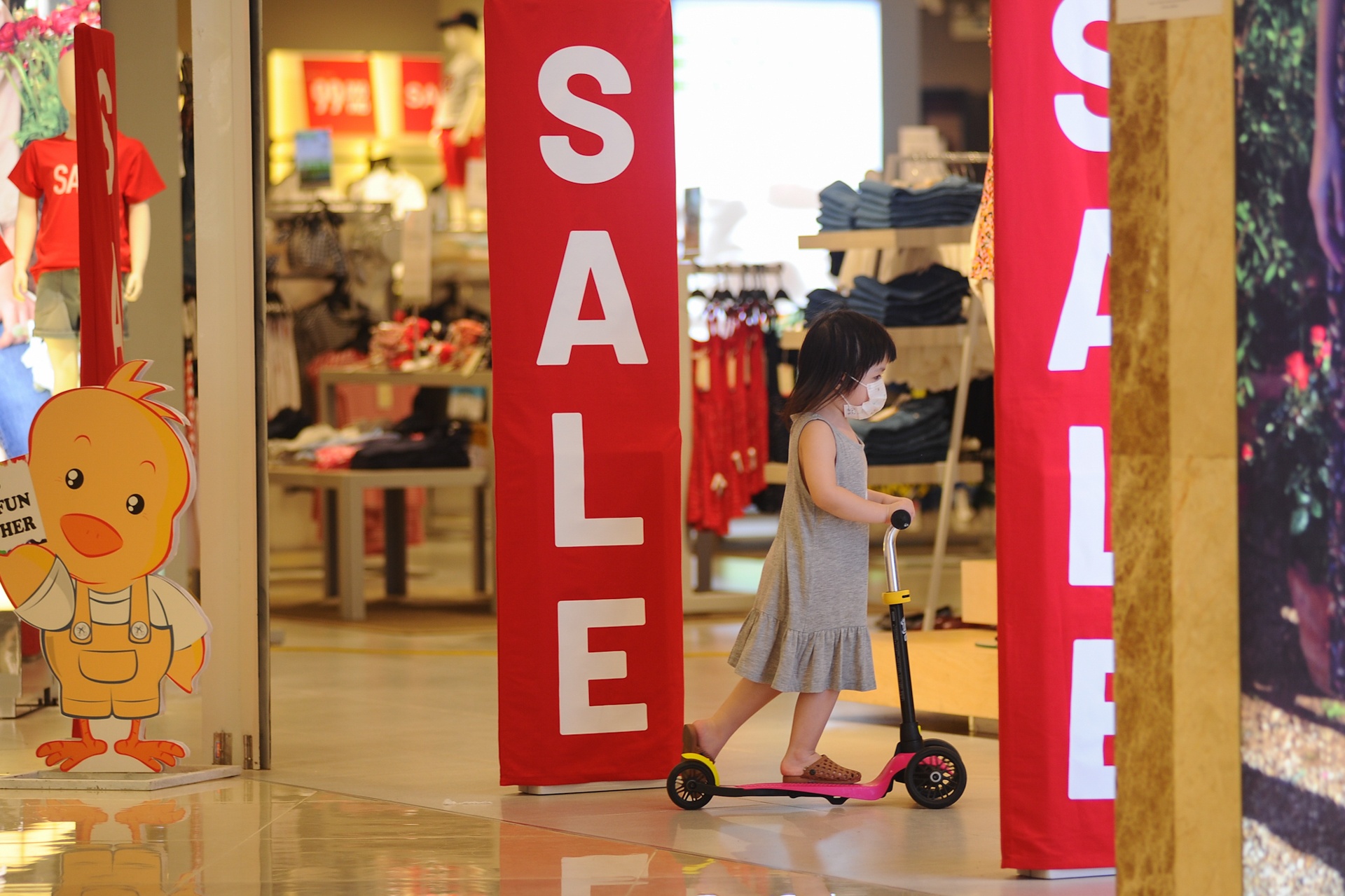 Cua hang giam gia thu hut khach anh 3