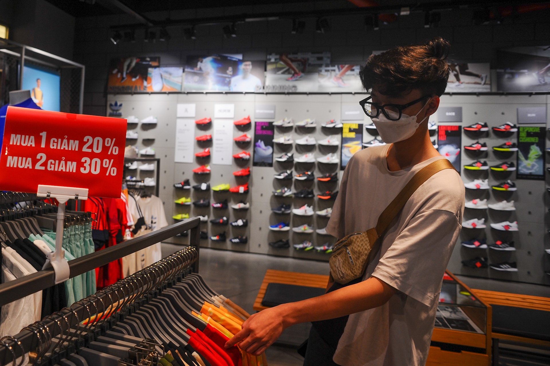Cua hang giam gia thu hut khach anh 4