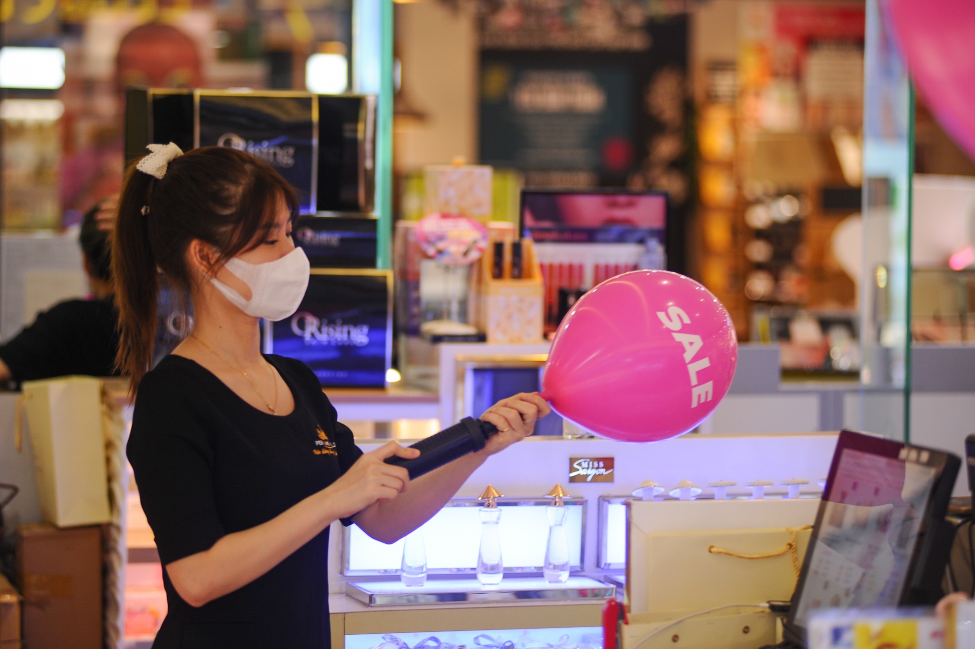 Cua hang giam gia thu hut khach anh 6