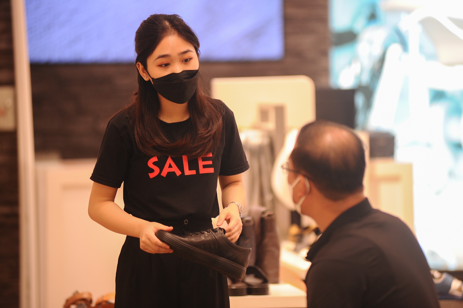 Cua hang giam gia thu hut khach anh 7