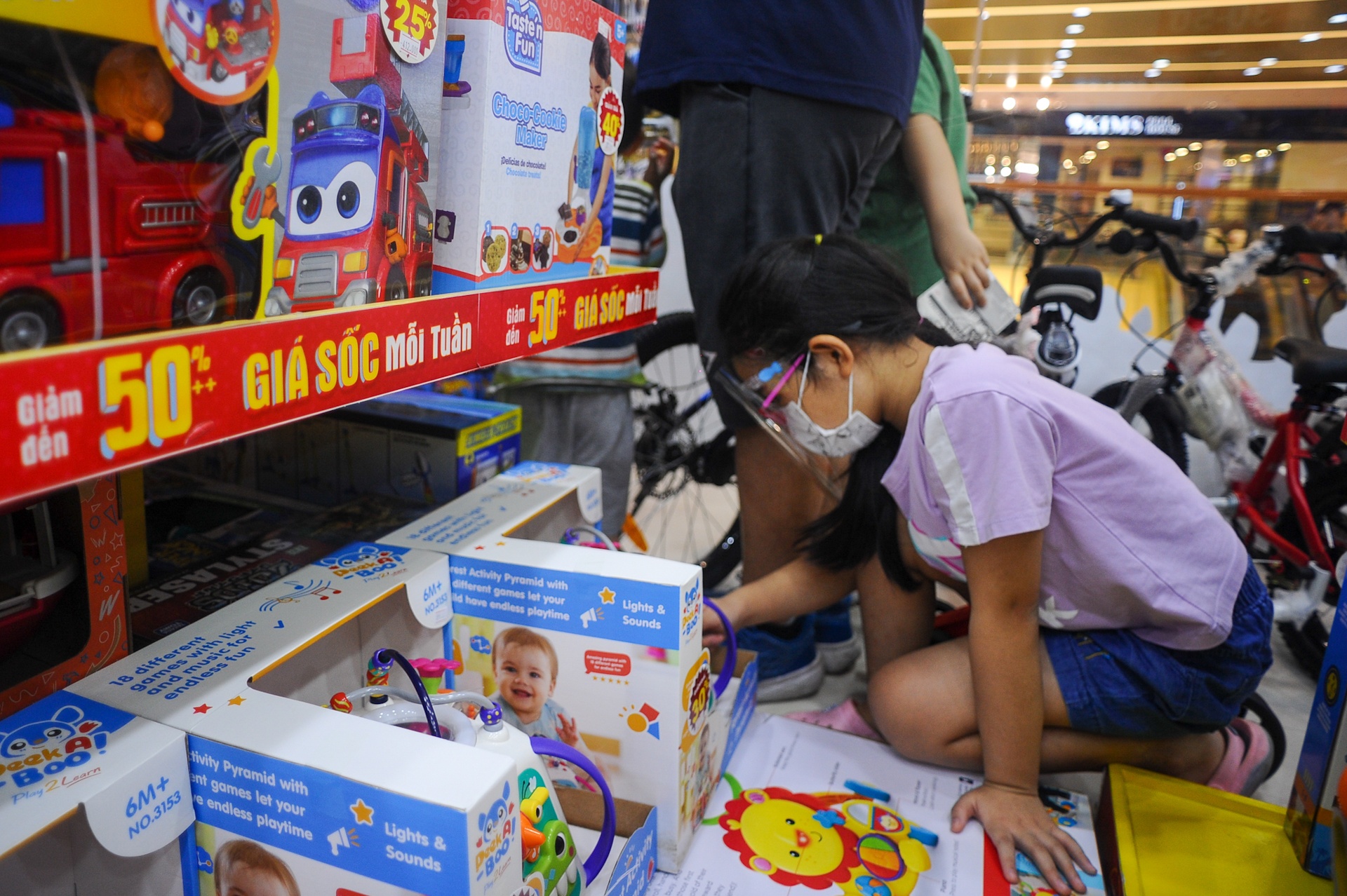 Cua hang giam gia thu hut khach anh 8