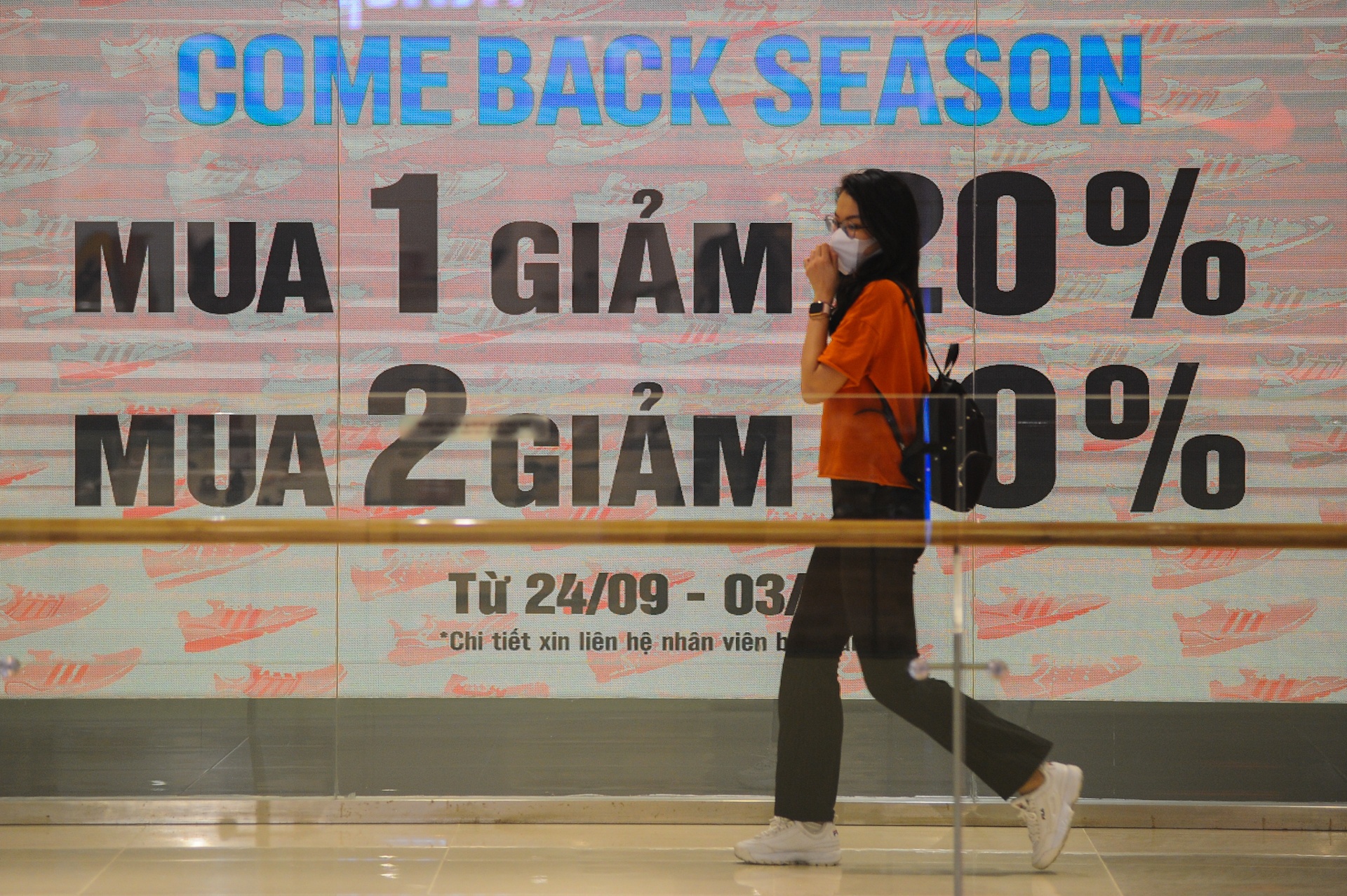 Gian hang trong trung tam thuong mai o Ha Noi dong loat giam gia hinh anh