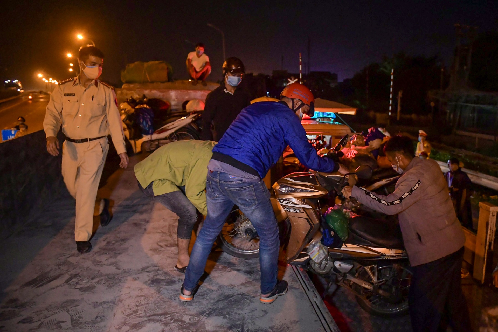 Nguoi dan ve que tranh dich anh 4