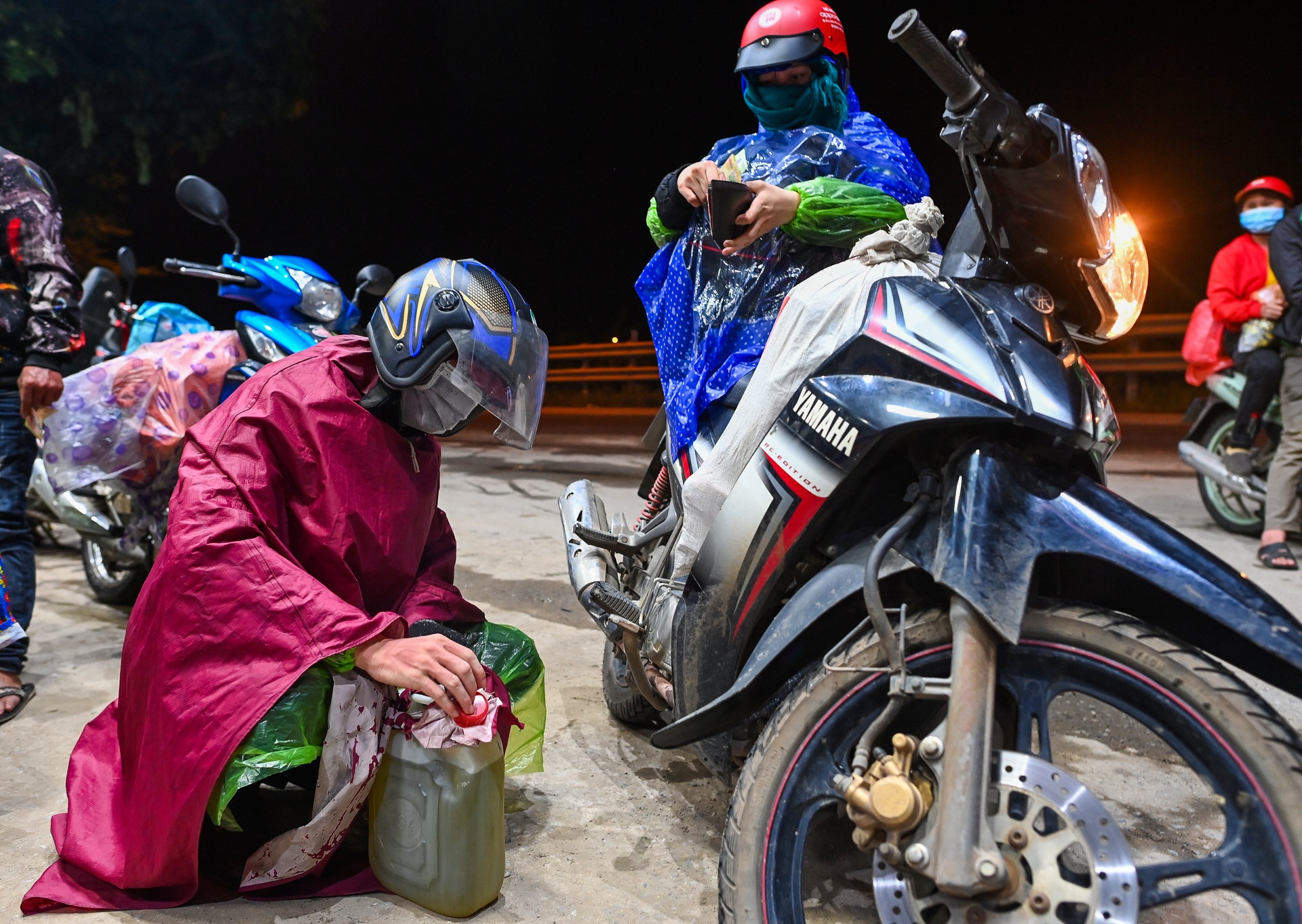 Doan nguoi tu Binh Duong ve que di qua Ha Noi trong dem hinh anh