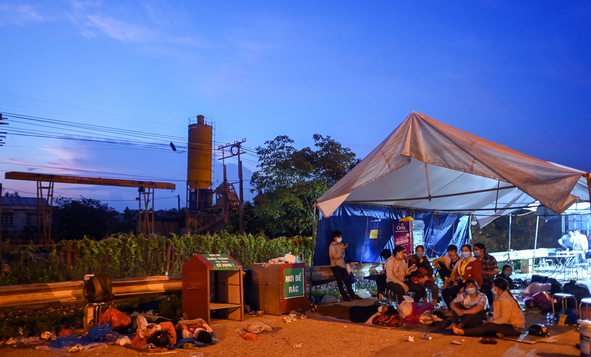 Cong nhan cac tinh phia Nam ve que anh 12