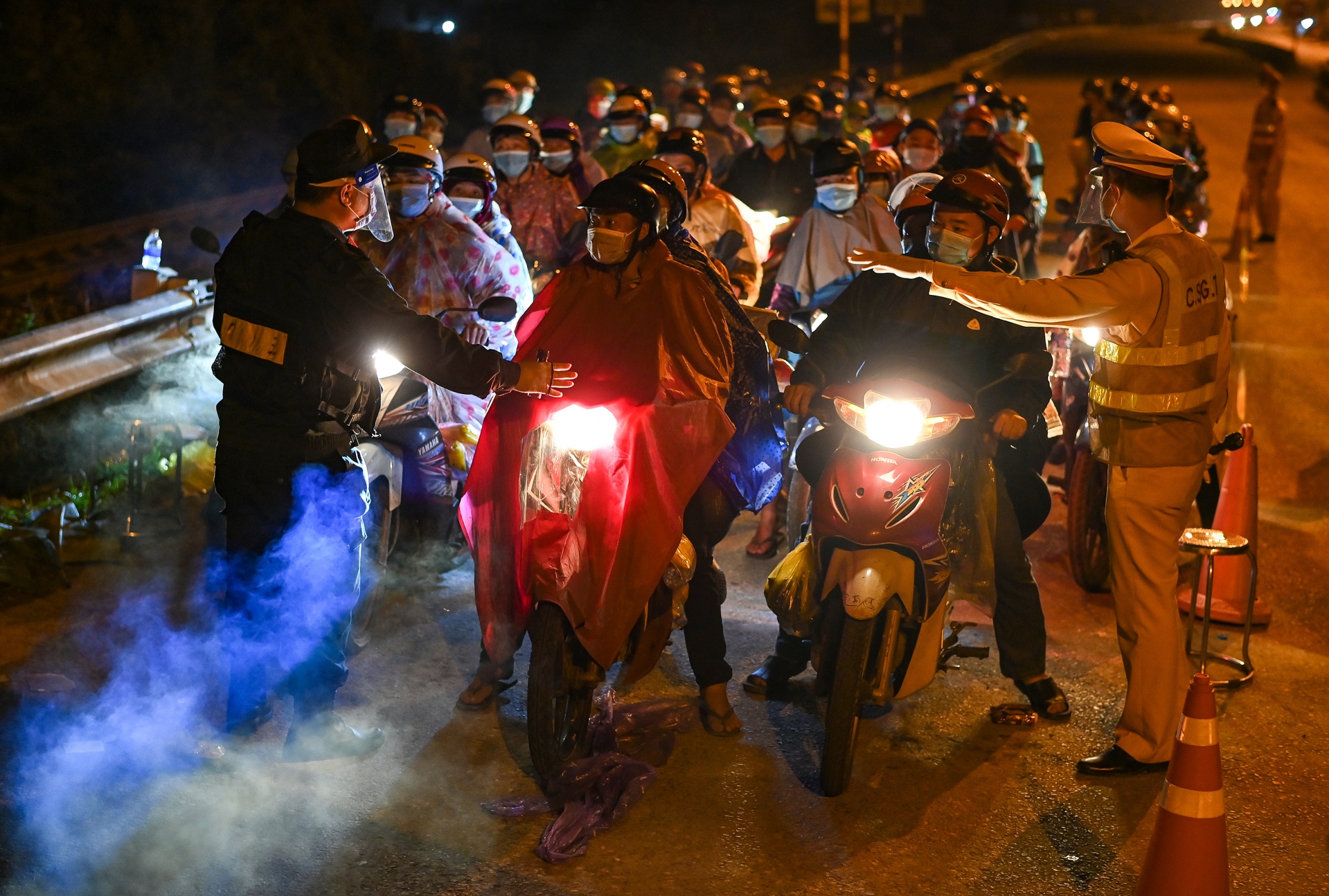 Cong nhan cac tinh phia Nam ve que anh 1