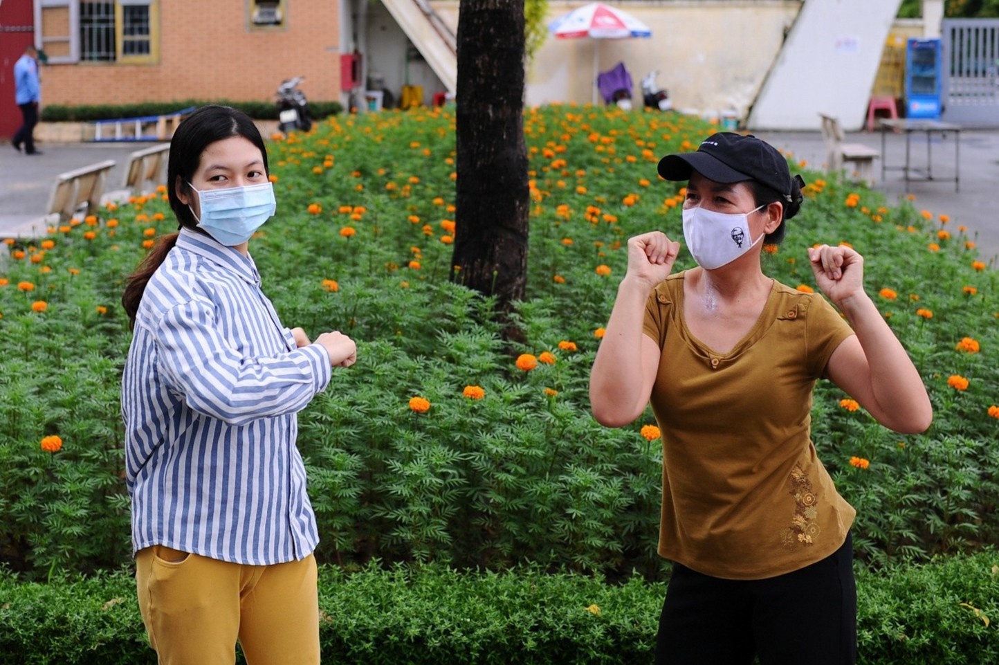 Nguoi dan Ha Noi do ve cong vien tap the duc, vui choi hinh anh