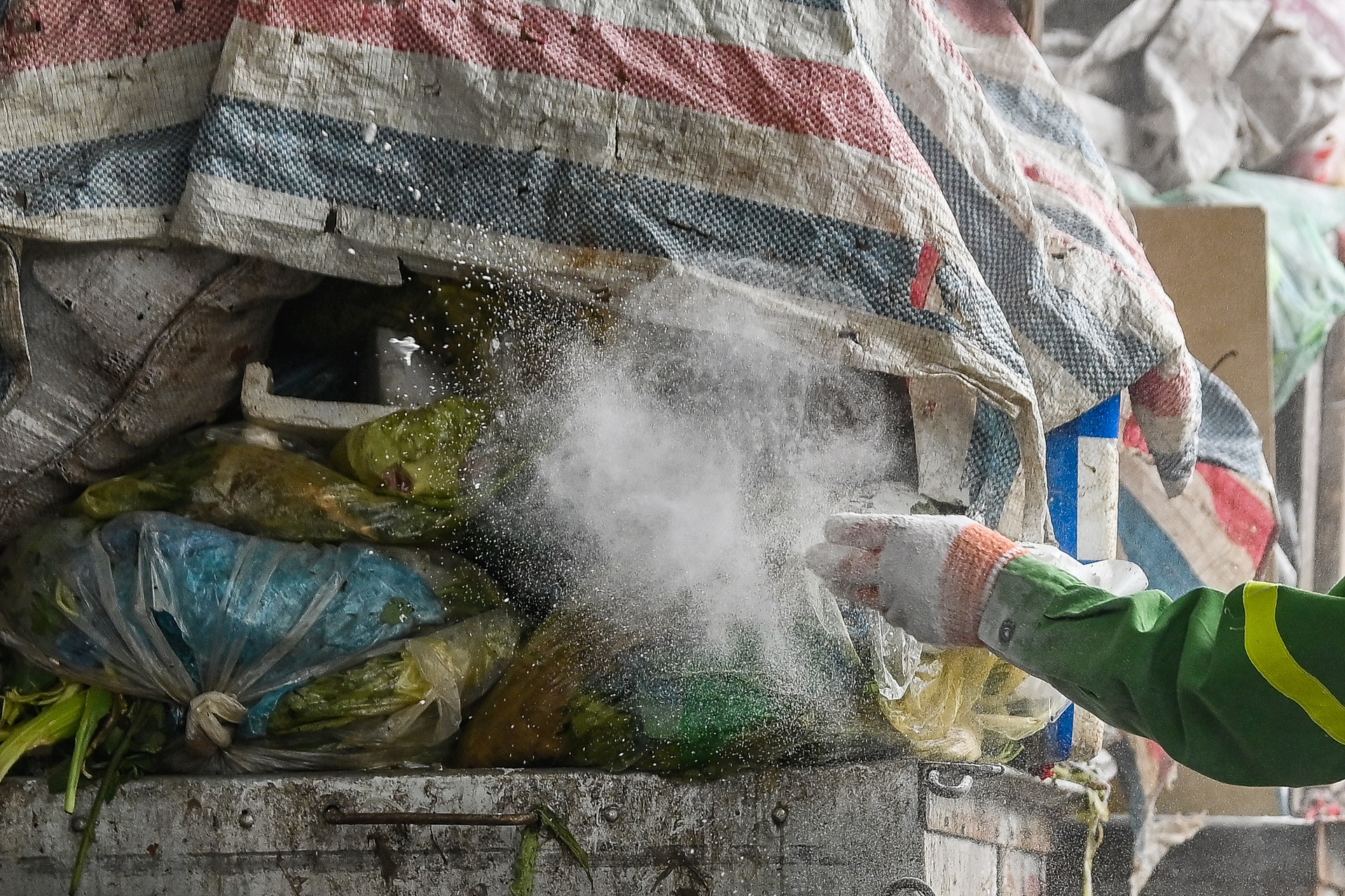 Rac thai sinh hoat un u Ha Noi anh 8