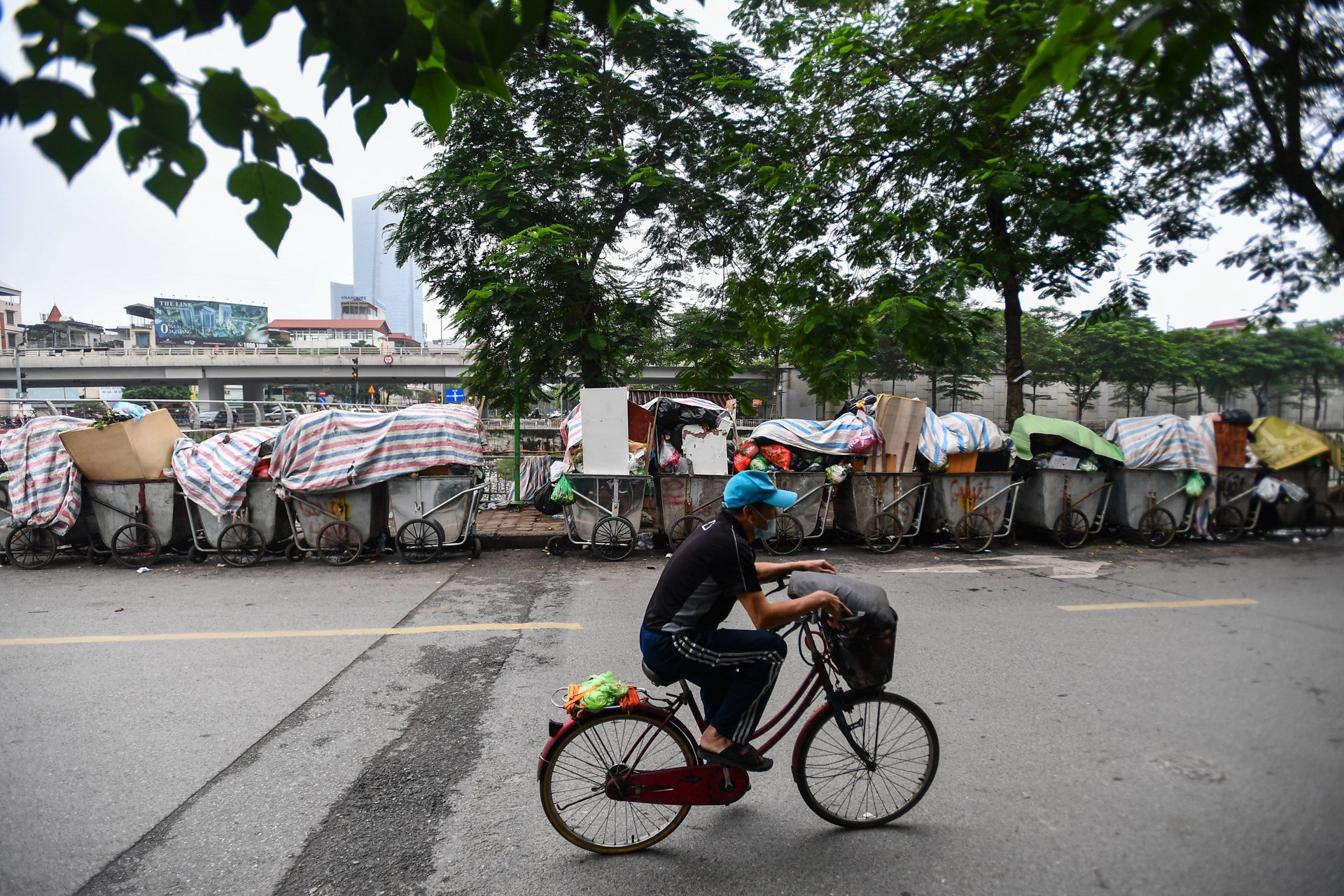 Rac thai sinh hoat un u Ha Noi anh 1