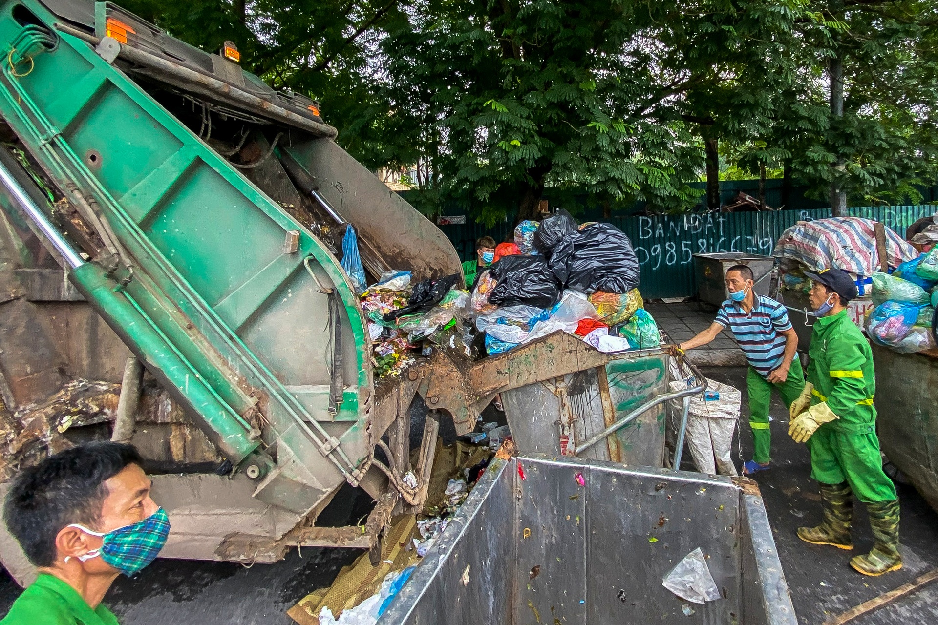 Rac thai sinh hoat un u Ha Noi anh 5