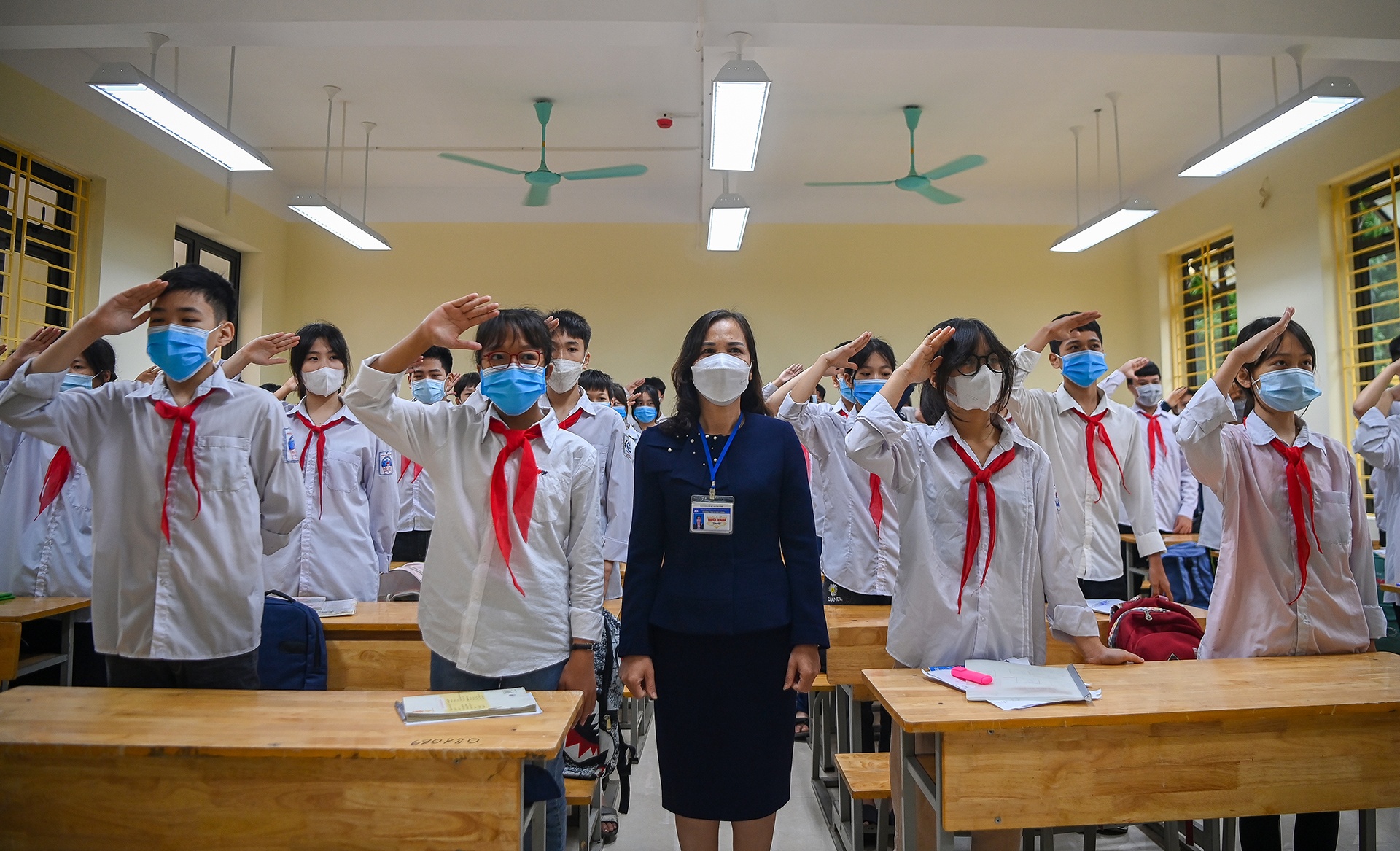 Hoc sinh ngoai thanh Ha Noi den truong sau 6 thang nghi hoc hinh anh