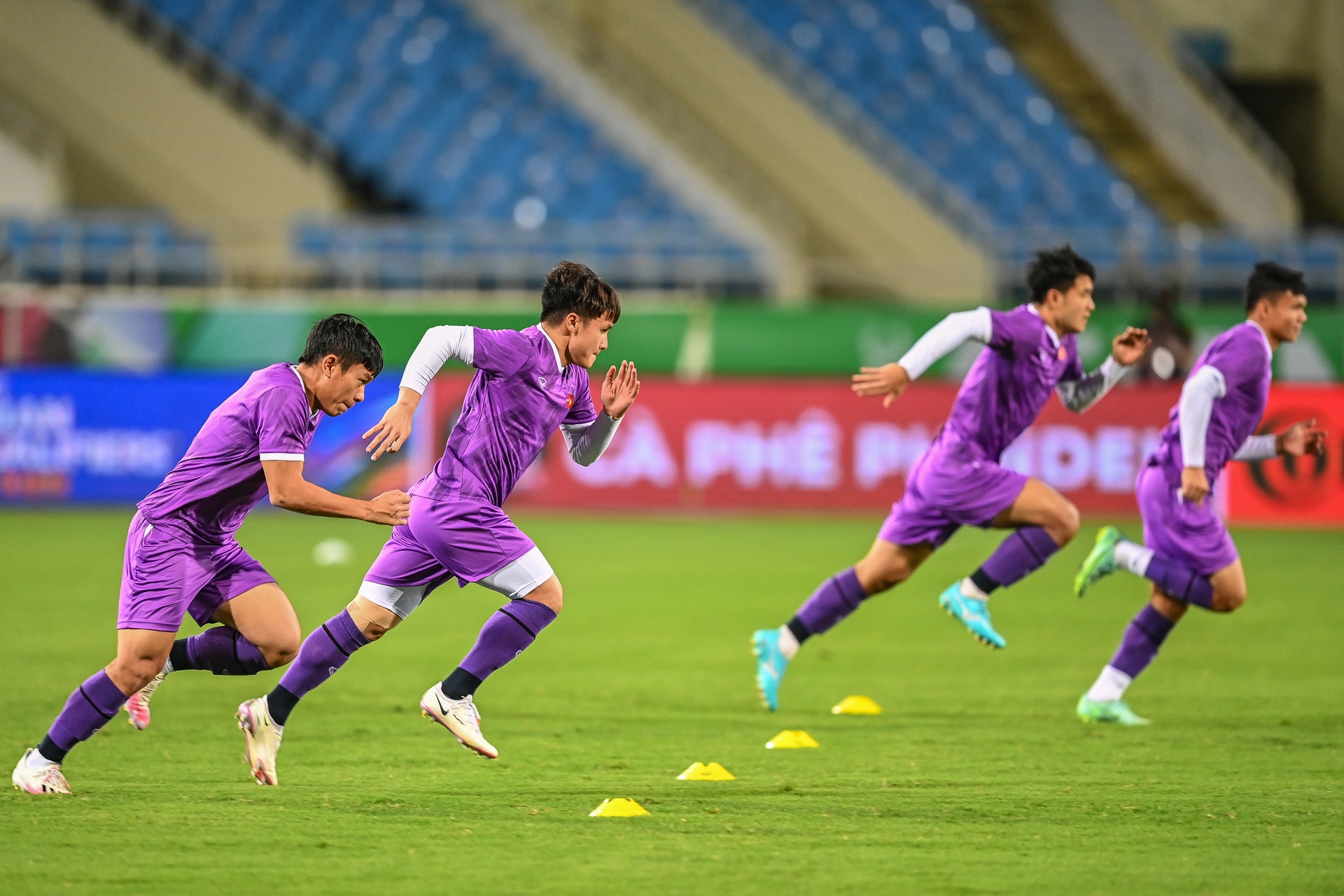 Doi tuyen Viet Nam tap luyen tren san My Dinh anh 1