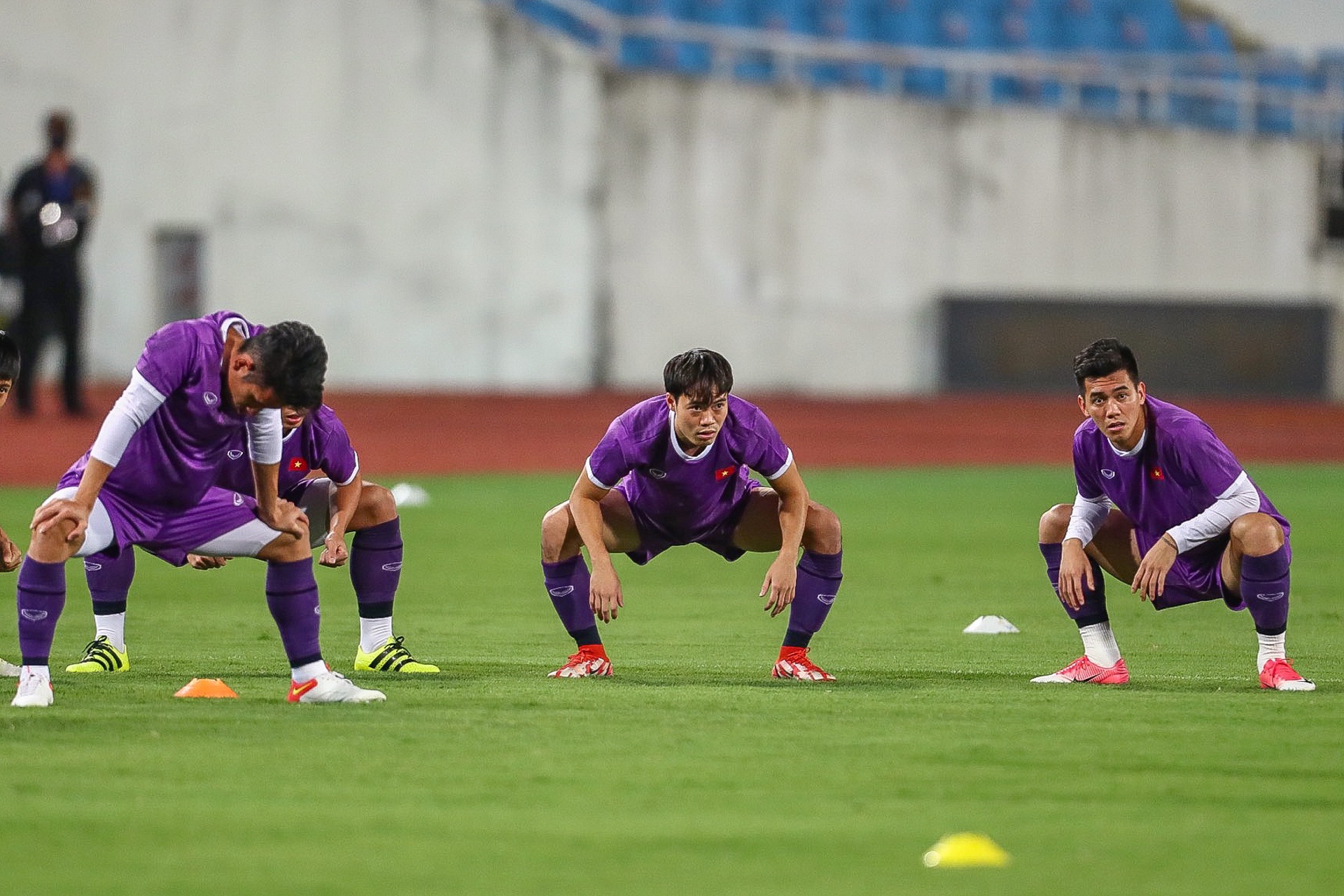 Doi tuyen Viet Nam tap luyen tren san My Dinh anh 3