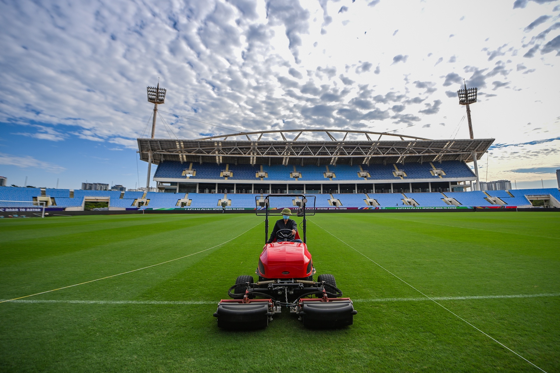 Dien mao moi cua san My Dinh truoc tran Viet Nam - Nhat Ban hinh anh