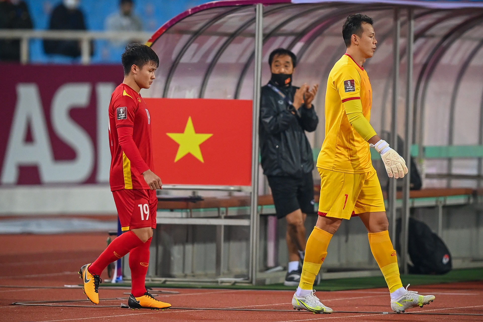 Tan Truong bi dap vao mat anh 1