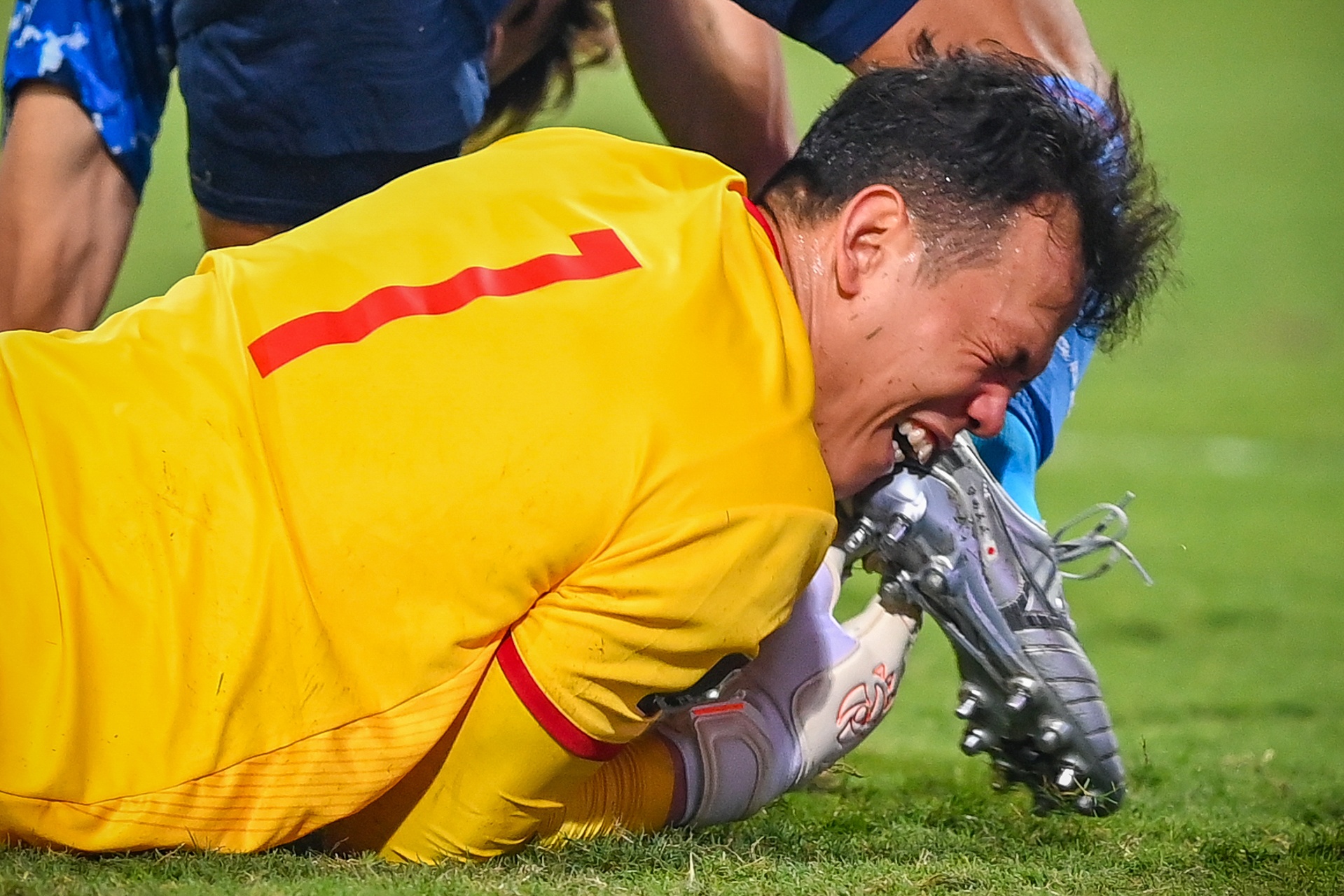 Tan Truong bi dap vao mat anh 2