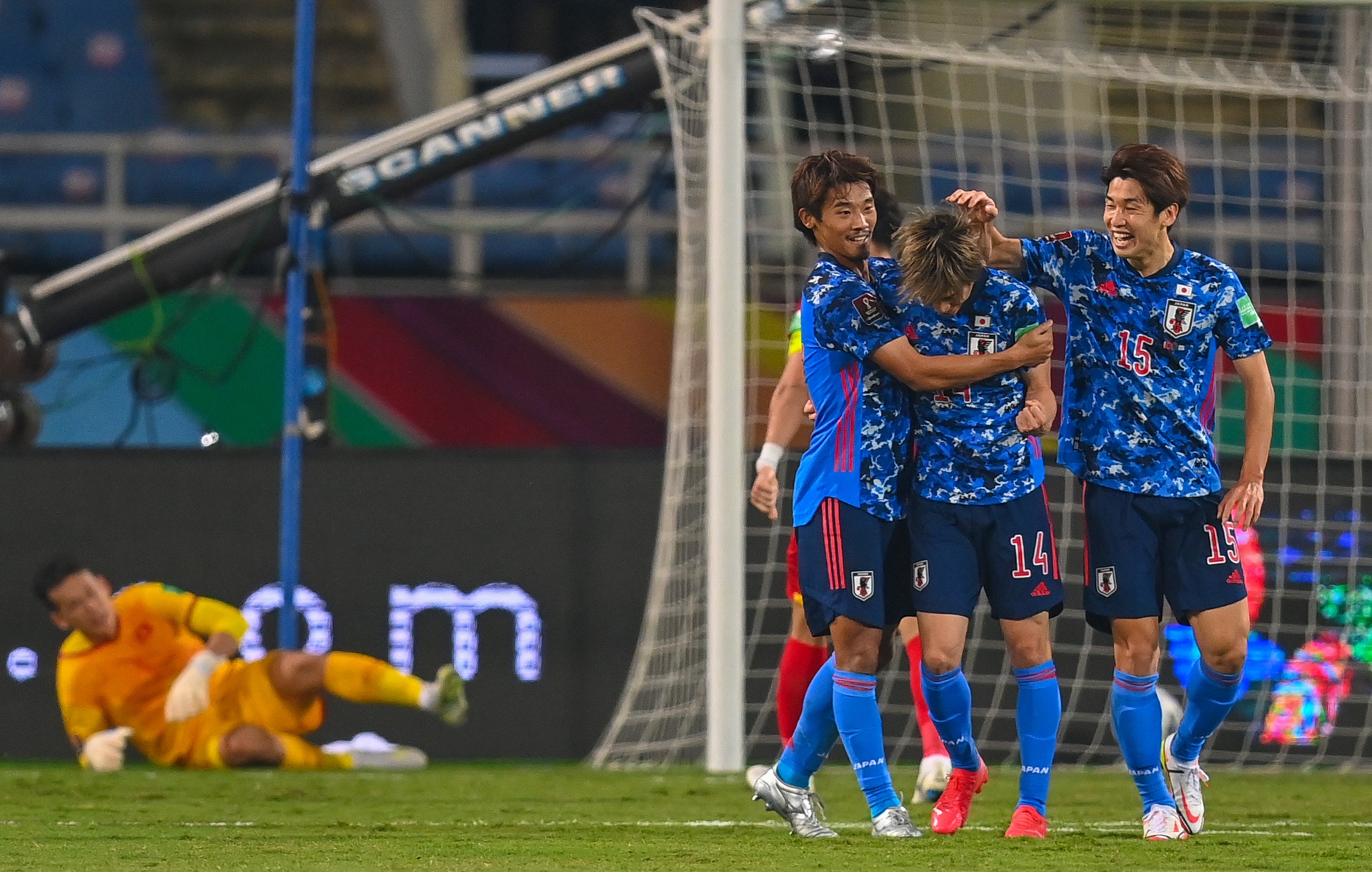 Tan Truong bi dap vao mat anh 5