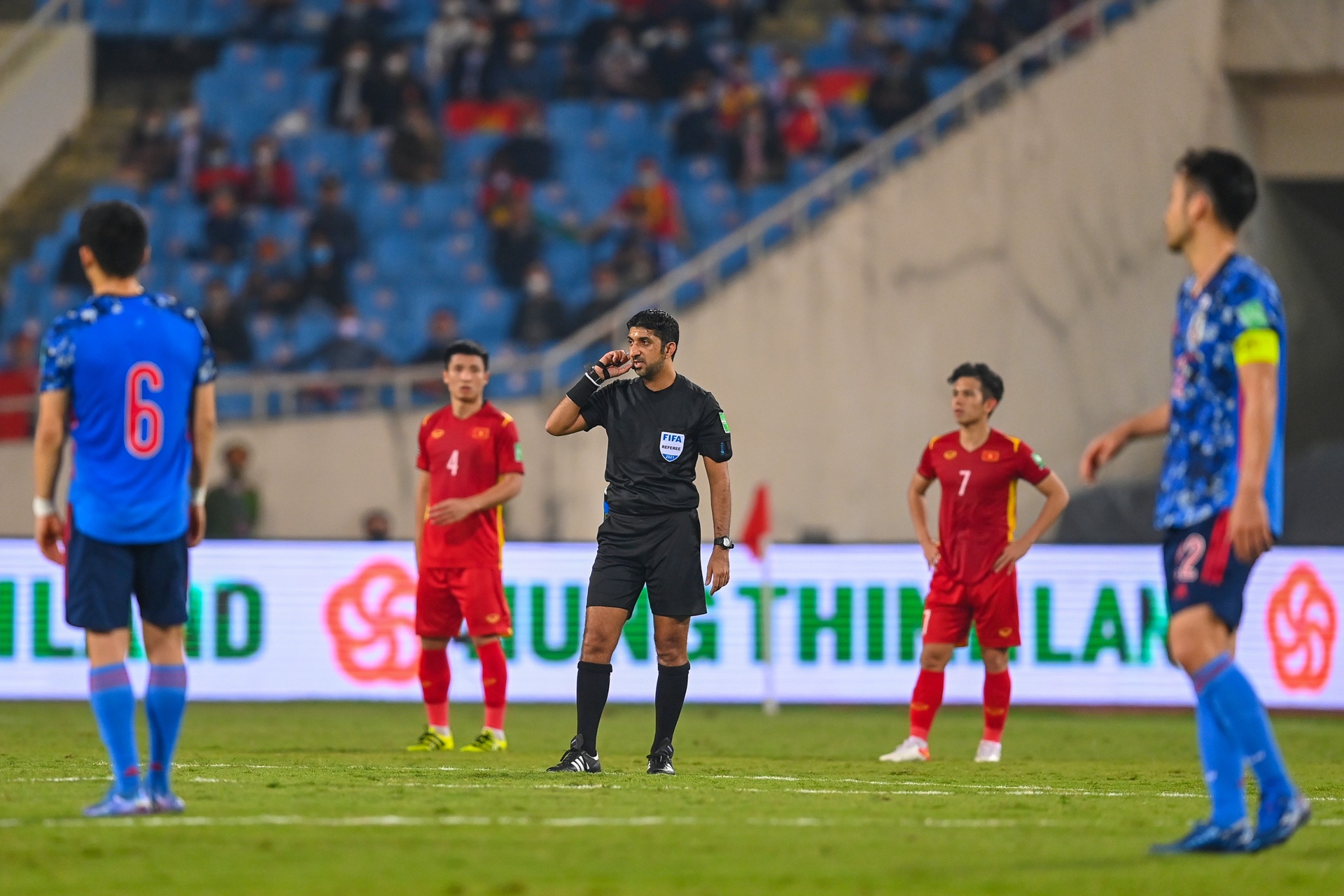 Tan Truong bi dap vao mat anh 6