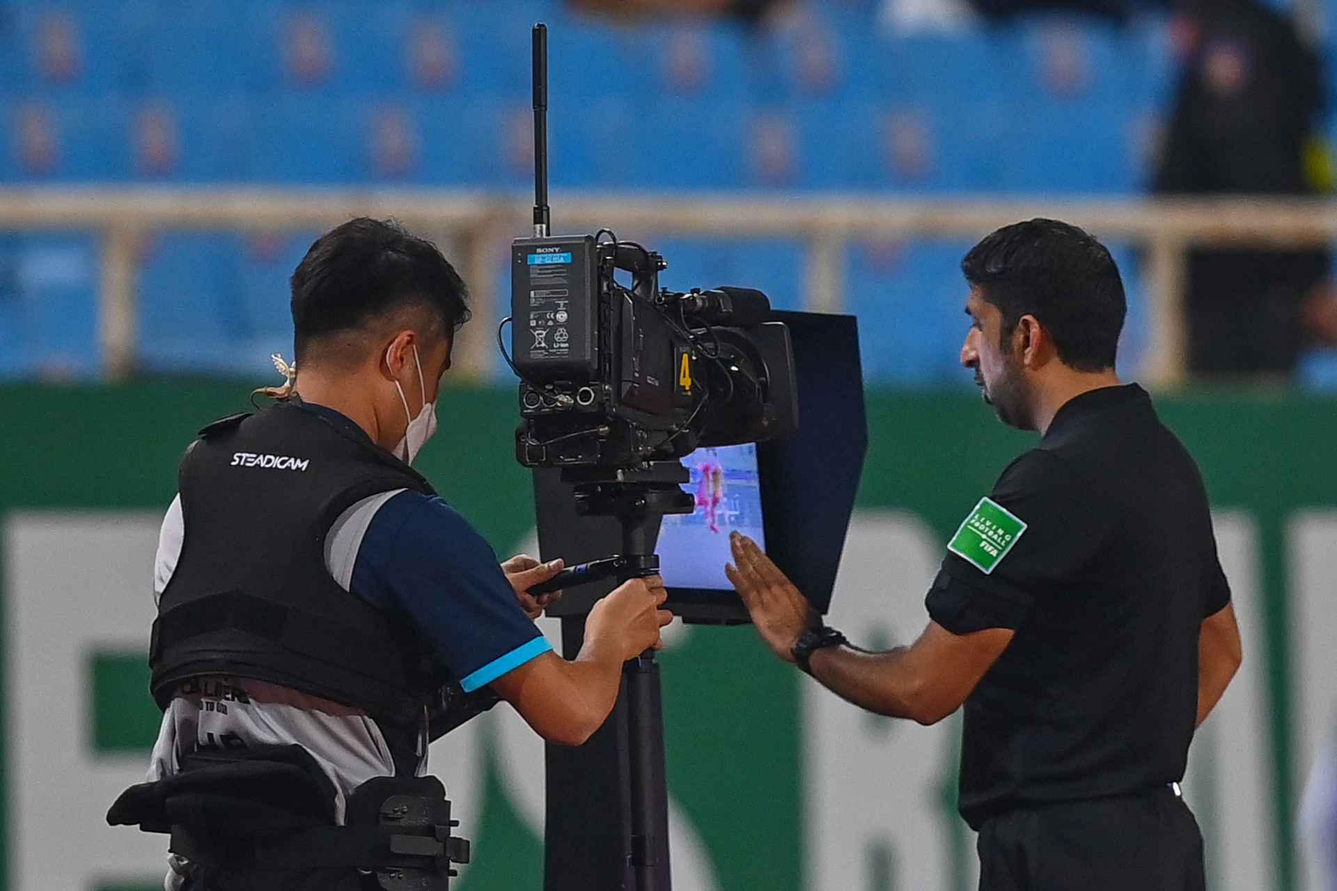 Tan Truong bi dap vao mat anh 7