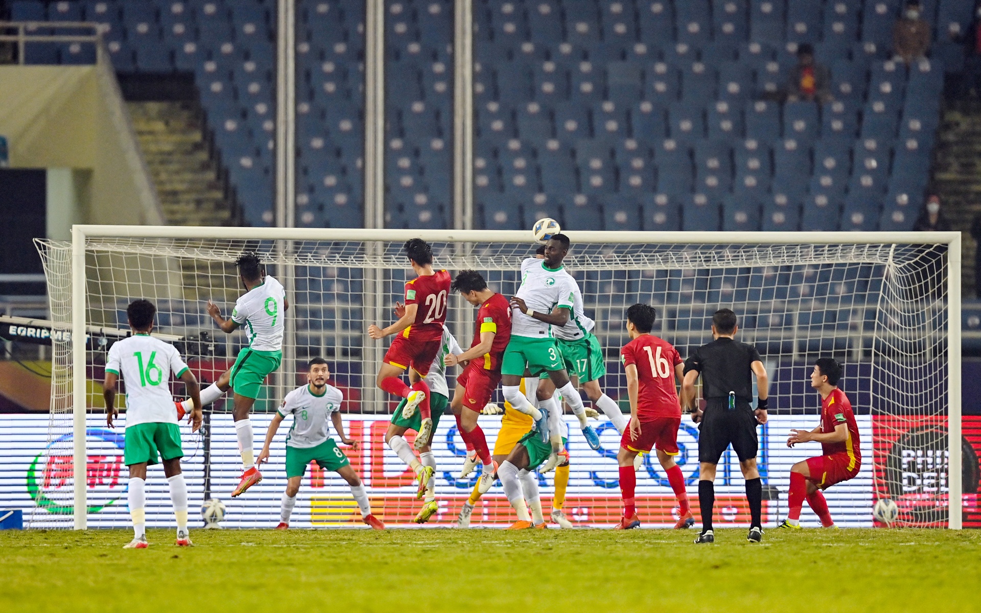 Tuyen Viet Nam thua tren san nha anh 9