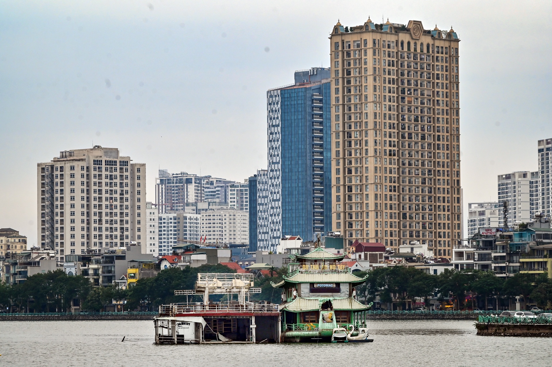 Nghia dia du thuyen o Ha Noi anh 1